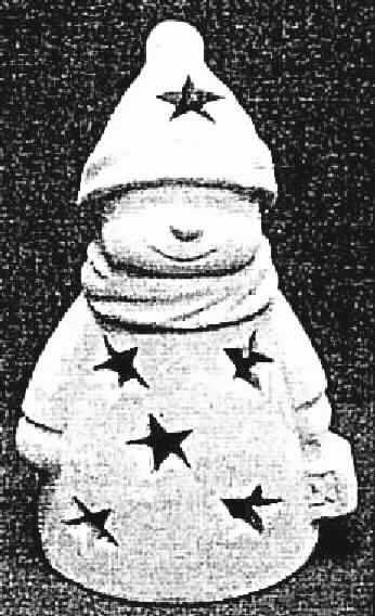 Keramischer Ziergegenstand, sog. Schneemann-Windlicht Groß (NHH142-B), 
Abbildung siehe Anlage, 
- unglasierte, terrakottafarbene, innen hohle Zierfigur in Form eines Windlichts, 
- mit sternförmigen Durchbrüchen ausgestattet, 
- ohne Boden gearbeitet, kann über ein Teelicht gestellt werden, 
- mit einer Höhe von ca. 40 cm, 
- keramisches Erzeugnis, nach der Formgebung gebrannt, tonmineralhaltiges Material 
  enthaltend, 
- aus (laut Antrag) gewöhnlichem Ton, 
- keine Hinweise auf Handarbeit, 
- kein nichtelektrischer Beleuchtungskörper der Position 9405, da das Teelicht nicht der 
  Erhellung der Umgebung, sondern der Erhöhung der Zierwirkung der Ware dient.

"Keramischer Ziergegenstand, aus gewöhnlichem Ton, nicht handgearbeitet"