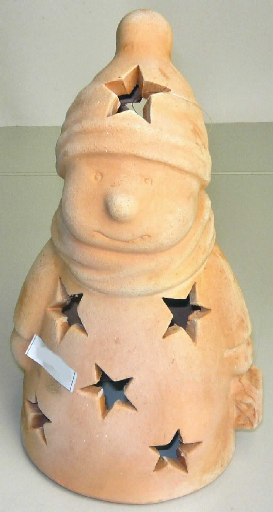 Keramischer Ziergegenstand, sog. Schneemann-Windlicht Klein (NHH142-C), 
Abbildung siehe Anlage, 
- unglasierte, terrakottafarbene, innen hohle Zierfigur in Form eines Windlichts, 
- mit sternförmigen Durchbrüchen ausgestattet, 
- ohne Boden gearbeitet, kann über ein Teelicht gestellt werden, 
- mit einer Höhe von ca. 28 cm, 
- keramisches Erzeugnis, nach der Formgebung gebrannt, tonmineralhaltiges Material 
  enthaltend, 
- aus (laut Antrag) gewöhnlichem Ton, 
- keine Hinweise auf Handarbeit, 
- kein nichtelektrischer Beleuchtungskörper der Position 9405, da das Teelicht nicht der 
  Erhellung der Umgebung, sondern der Erhöhung der Zierwirkung der Ware dient.

"Keramischer Ziergegenstand, aus gewöhnlichem Ton, nicht handgearbeitet"