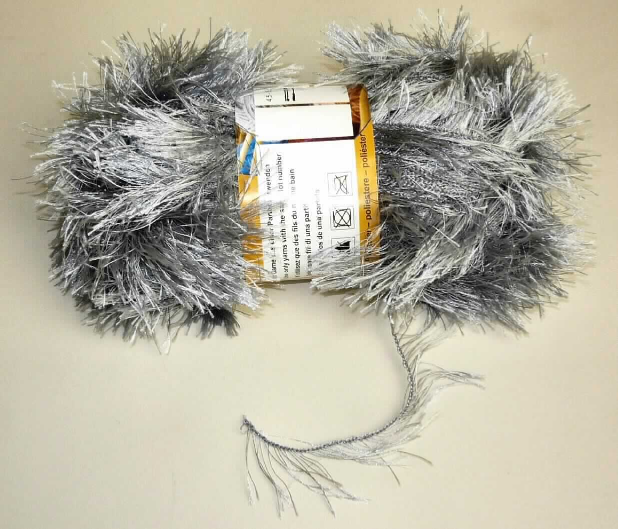 Chenillegarn, sog. Fransengarn 50g "Lulu", Art. Nr. 709290, Foto siehe Anlage,
- als Meterware in einem Knäuel mit einem Gewicht von 50 g aufgemacht,
- in Wirktechnik hergestellt,
- laut Antrag aus 100 % Polyester (synthetische Chemiefasern).

"Chenillegarn"