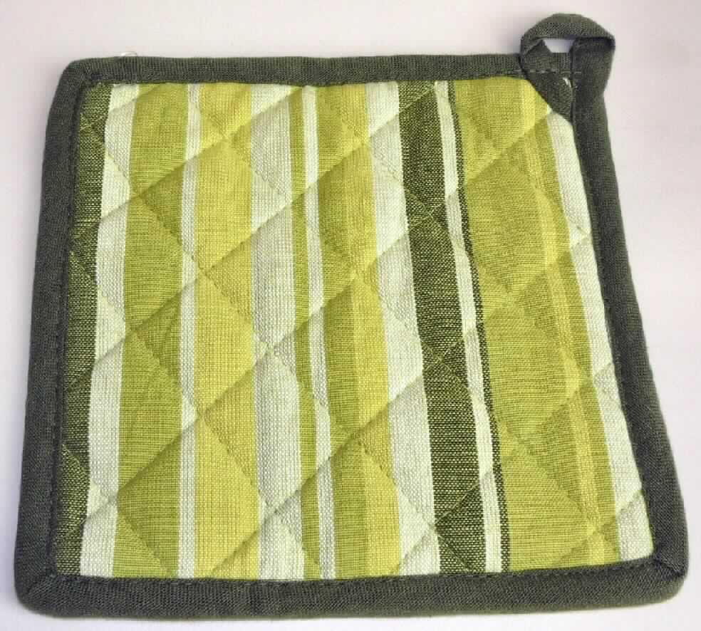 Küchenwäsche (Topflappen), Art. Nr. 590727, Foto siehe Anlage,
- annähernd quadratisch, an den Ecken abgerundet, in den Abmessungen: ca. 20 cm x 20 cm, 
- bestehend aus einem ca. 4,5 mm dicken, dreilagigen, abgeteilt versteppten Verbunderzeugnis
  der Position 5811:
-- mit zwei Außenlagen aus buntgewebten Geweben laut Antrag aus 100 % Baumwolle und einer
   Zwischenlage aus Wattierungsstoff,
- an den Rändern mit einem schmalen Gewebeband eingefasst (u. a. dadurch konfektioniert),
- mit einer angenähten Waschanleitung (sog. Wäscheetikett),
- mit einer angenähten Aufhängeschlaufe versehen,
- wird üblicherweise gewaschen (laut Etikett 40°C-Wäsche),
- dient laut Antrag als Topflappen.

"Küchenwäsche, nicht aus Frottierware, aus Baumwolle, nicht nach dem Batik-Verfahren handbedruckt"