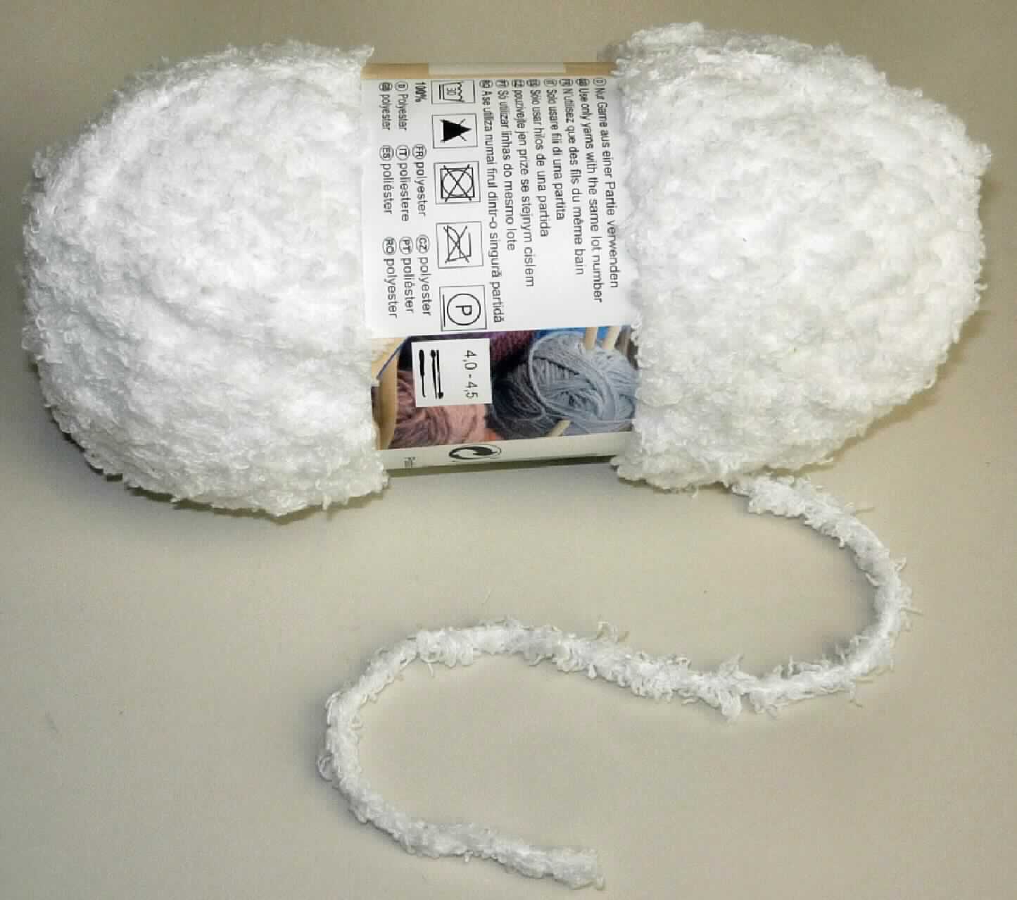 Chenillegarn, sog. Kuschelgarn 50 g, Art. Nr. 709383, Foto siehe Anlage,
- als Meterware in einem Knäuel mit einem Gewicht von 50 g aufgemacht,
- aus drei miteinander verzwirnten, in Wirktechnik hergestellten Chenillegarnen,
- laut Antrag aus 100 % Polyester (synthetische Chemiefasern).

"Chenillegarn"