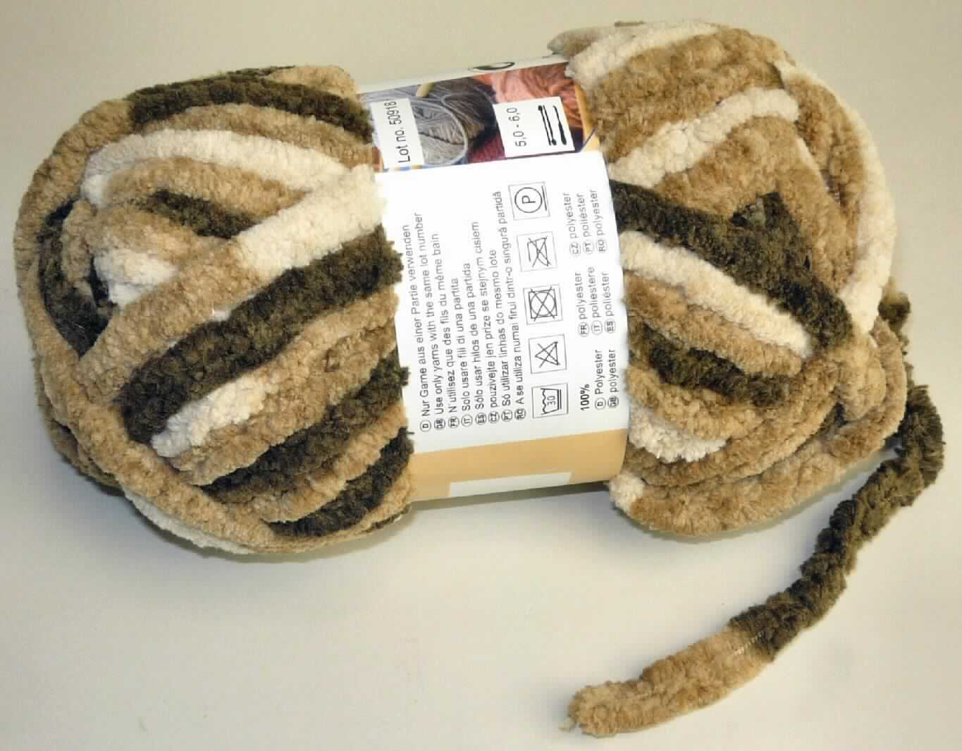 Chenillegarn, sog. Kuschelgarn 50 g multicolor, Art. Nr. 709903, Foto siehe Anlage,
- als Meterware in einem Knäuel mit einem Gewicht von 50 g aufgemacht,
- in Wirktechnik hergestellt,
- laut Antrag aus 100 % Polyester (synthetische Chemiefasern).

"Chenillegarn"