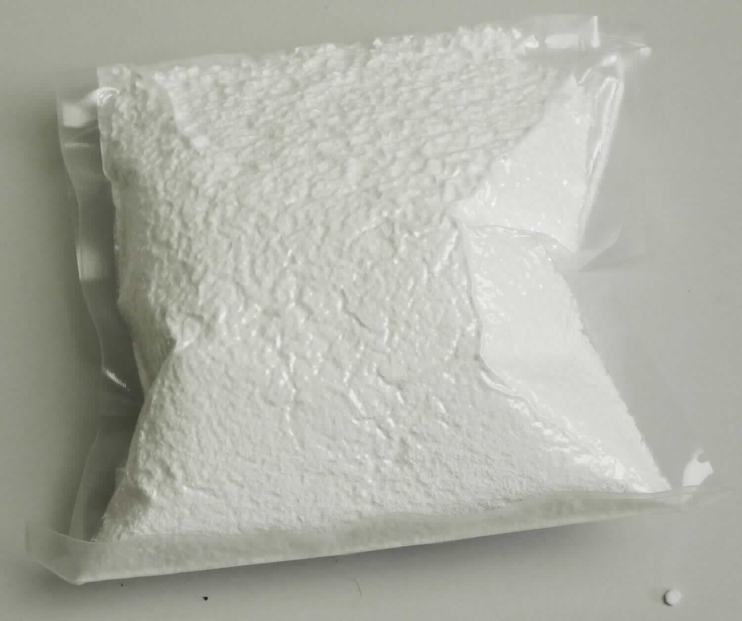 Angaben:
Satisloh-Material-Nr. 92-006-255, 92-007-525. Es handelt sich um ein Gemisch aus ca. 97.5% SiO2 und 2.5% Al2O3, welches als Granulat vorliegt und zur Herstellung von Entspiegelungsschichten auf Brillengläsern dient. Das Aufbringen des Materials erfolgt unter Hochvakuum und Verdampfung des Feststoffes.

Feststellungen:
Es handelt sich um ein weißes, unregelmäßig geformtes Granulat mit einer Korngröße von ca. 3 mm Durchmesser.

Befund:
Chemische Erzeugnisse und Zubereitungen der chemischen Industrie oder verwandter Industrien (einschließlich Mischungen von Naturprodukten), anderweit weder genannt noch inbegriffen; andere.