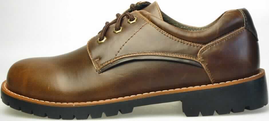Freizeitschuhe (lt. Antrag: "165325 He Halbschuh braun", Foto siehe Anlage)
- mit Laufsohlen aus (lt. Antrag) Kautschuk, 
- mit Oberteil (geschlossenes Blatt) aus Kunststoff (Spinnstoff mit einer mit bloßem Auge 
  wahrnehmbaren Außenschicht aus Kunststoff),
- auf das Oberteil ist seitlich ein Streifen aus Kunststoff als Verzierung aufgesetzt,
- mit kurzem Schnürsenkelverschluss,
- ohne Metallschutz in der Vorderkappe, 
- nicht den Knöchel bedeckend, 
- mit einer Länge der Innensohle von mehr als 24 cm,
- für Männer (u. a. weiter Schnitt)

"Schuhe mit Laufsohlen aus Kautschuk und Oberteil aus Kunststoff, andere als in der Pos. 6401 
 und in den UPos. 6402 1210 bis 6402 9991 genannt, für Männer"
