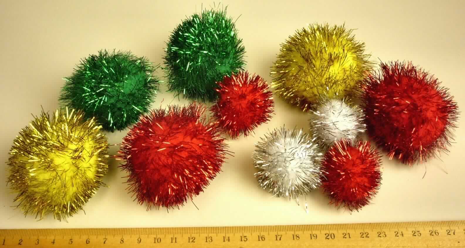 Pompons, sog. Glamour Balls, Foto siehe Anlage,
- in verschiedenen Größen und Farben; laut Antrag mit einem Durchmesser von 5 cm bzw. 3 cm; jeweils:
-- aus kurzen Garnstücken aus Spinnstoffen und metallisierten Streifen aus synthetischer Spinnmasse (Breite der 
   Streifen etwa 0,5 mm, somit Spinnstoff), die in der Mitte nur an einer Stelle abgebunden sind und nach allen 
   Richtungen abstehen,
- werden laut Antrag zur Dekoration verwendet.

"Pompons"