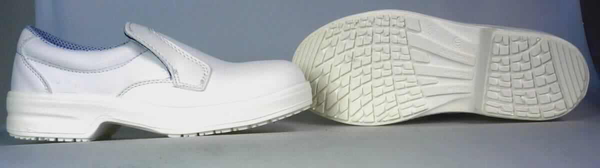 Sicherheitsschuhe (lt. Antrag: "Halbschuhe mit Schutzkappe S2, weiß"; Foto siehe Anlage)
- mit Laufsohlen aus Kunststoff,
- mit Oberteil (geschlossenes Blatt) aus Kunststoff (Spinnstoff mit einer mit dem bloßen 
  Auge wahrnehmbaren Außenschicht aus Kunststoff),
- nicht mit Dornen, Krampen, Klammern, Stollen oder ähnlichen Vorrichtungen versehen oder 
  für deren Anbringung hergerichtet (keine Sportschuhe),
- nicht den Knöchel bedeckend, 
- mit einem Metallschutz in der Vorderkappe

"Schuhe mit Laufsohlen und Oberteil aus Kunststoff, andere als in der 
 Position 6401 und in den Unterpositionen 6402 1210 bis 6402 2000 genannt, 
 den Knöchel nicht bedeckend, mit einem Metallschutz in der Vorderkappe"