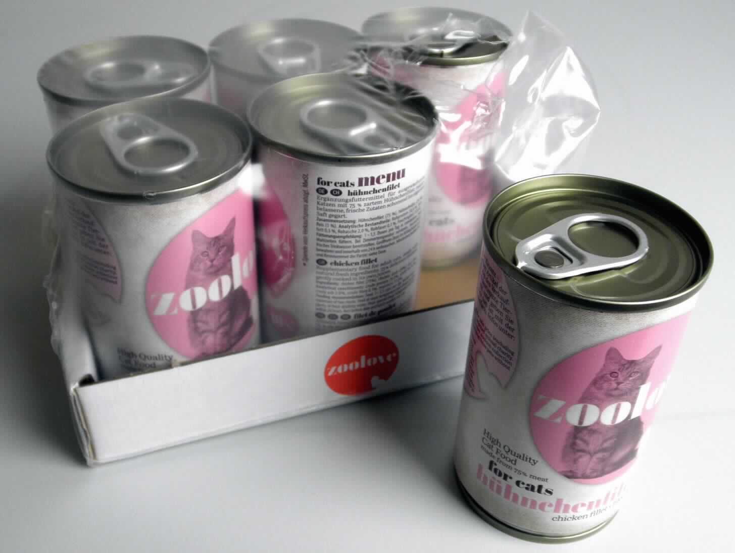 Ergänzungsfuttermittel für Katzen

Antragsangaben: Zoolove Katzennassfutter. Frisches Hühnchenfilet schonend im eigenen Saft gegart. Paket aus 6 Dosen à 140 g in der Sorte: Hühnchenfilet. Ergänzungsfuttermittel für Katzen. Zusammensetzung: Hühnchenfilet, Hühnerbrühe, Reis (1 %).

Beschaffenheit des Warenmusters: Mischung von gegarten hellen, beigefarbene, kleinen Fleischstückchen und sehr wenigen Reiskörnern in trüber Flüssigkeit. Aufmachung: Sechs 140-g-Originalkonservendosen in Aufmachung für den Einzelverkauf als Katzenfutter, eingeschweißt in einer klarsichtigen Folie auf einem Pappträger.
Gehalt an Milcherzeugnissen (gemäß Angabe): nicht enthalten. 
Gehalt an Stärke und ihren Abbauprodukten (gemäß Angabe): nicht enthalten oder weniger als 5 GHT.

Zubereitung von der zur Fütterung verwendeten Art, Hunde- und Katzenfutter, in Aufmachungen für den Einzelverkauf, keine Stärke, Glucose, Glucosesirup, Maltodextrin oder Maltodextrinsirup der Unterpositionen 1702 30 50, 1702 30 90, 1702 40 90, 1702 90 50 und 2106 90 55 oder Milcherzeugnisse enthaltend.