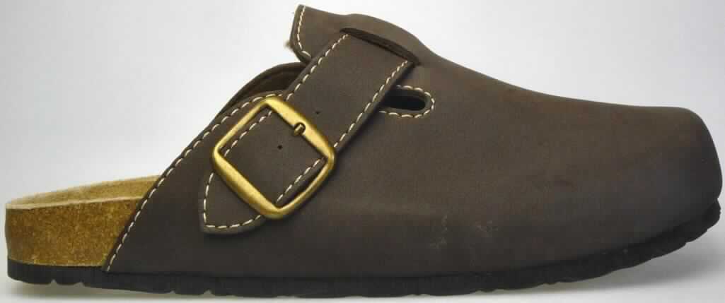 Freizeitschuhe (lt. Antrag: "165330 Tieffußbett clog", Foto siehe Anlage)
- mit Laufsohlen aus (lt. Antrag) Kunststoff,
- mit fersenfreiem Oberteil (geschlossenes Blatt) aus Kunststoff (Spinnstoff mit einer mit dem 
  bloßen Auge wahrnehmbaren Außenschicht aus Kunststoff),
- seitlich mit Schnallenverschluss,
- ohne Metallschutz in der Vorderkappe,
- nicht den Knöchel bedeckend,
- mit einer Länge der Innensohle von mehr als 24 cm,
- für Männer (u. a. weiter Schnitt),
- kennzeichnen sich aufgrund des äußeren Erscheinungsbildes und der Ausstattung
  (u. a. straßenschuhtaugliche Sohlen) nicht als Schuhe, die ausschließlich im häuslichen 
  Wohnbereich getragen werden

"Schuhe mit Laufsohlen und Oberteil aus Kunststoff, andere als in der Position 6401 
 und in den Unterpositionen 6402 1210 bis 6402 9991 genannt, für Männer"