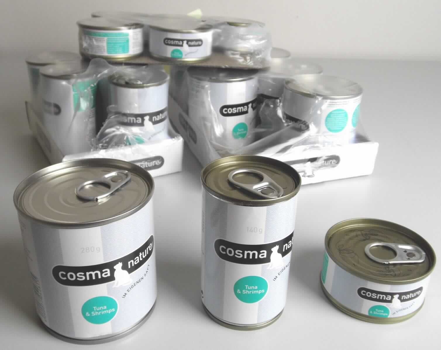 Ergänzungsfuttermittel für Katzen

Antragsangaben: Megapack Cosma Nature. Sorte: Thunfisch & Shrimps. Alle Zutaten werden im eigenen Saft gegart. Aufmachung: 6 Dosen à 70 g, 6 Dosen à 140 g und 6 Dosen à 280 g. Ergänzungsfuttermittel für Katzen. Zusammensetzung (Auszug): Thunfischfleisch, Shrimps, Reis (1 %) und Fischbrühe.

Beschaffenheit des Warenmusters: Mischung von gegarten hellbraunen Thunfischstückchen, Shrimps und Reiskörnern in trüber Flüssigkeit. Aufmachung: jeweils sechs Originalkonservendosen, aufgemacht für den Einzelverkauf als Katzenfutter, eingeschweißt in einer klarsichtigen Folie auf einem Pappträger.
Gehalt an Milcherzeugnissen (gemäß Angabe): nicht enthalten. 
Gehalt an Stärke und ihren Abbauprodukten (gemäß Angabe): nicht enthalten oder weniger als 5 GHT.

Zubereitung von der zur Fütterung verwendeten Art, Hunde- und Katzenfutter, in Aufmachungen für den Einzelverkauf, keine Stärke, Glucose, Glucosesirup, Maltodextrin oder Maltodextrinsirup der Unterpositionen 1702 30 50, 1702 30 90, 1702 40 90, 1702 90 50 und 2106 90 55 oder Milcherzeugnisse enthaltend.