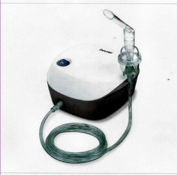 Sog. IH 18 Inhalator, in Form einer Warenzusammenstellung in Aufmachung für den Einzelverkauf, im Wesentlichen bestehend aus:
- einem elektrisch betriebenen Druckluft-Kompressorgerät (16 L x 15 B x 8,5 H, in cm ; 1,33 kg, incl. Zubehör, charakterbestimmend im Hinblick auf Umfang und Verwendung) mit Druckluftschlauch, Vernebler, Düse, Medikamentenkammer und Mundstück, noch nicht zusammengesetzt.
- einer Erwachsenen- und einer Kinderatemmaske und Ersatzfiltern.
Das Gerät dient zur Behandlung der oberen und unteren Atemwege bei Erkältung, Asthma oder anderen Atemwegserkrankungen mittels Verneblung einer Medikamentenlösung. Alle Bestandteile sind gemeinsam mit Gebrauchsanleitung und einer Aufbewahrungstasche für das Zubehör in einem Karton verpackt.
Zur äußeren Form siehe Abbildung in Anlage.

Die Ware wird als "Apparat für die Atmungstherapie" eingereiht.