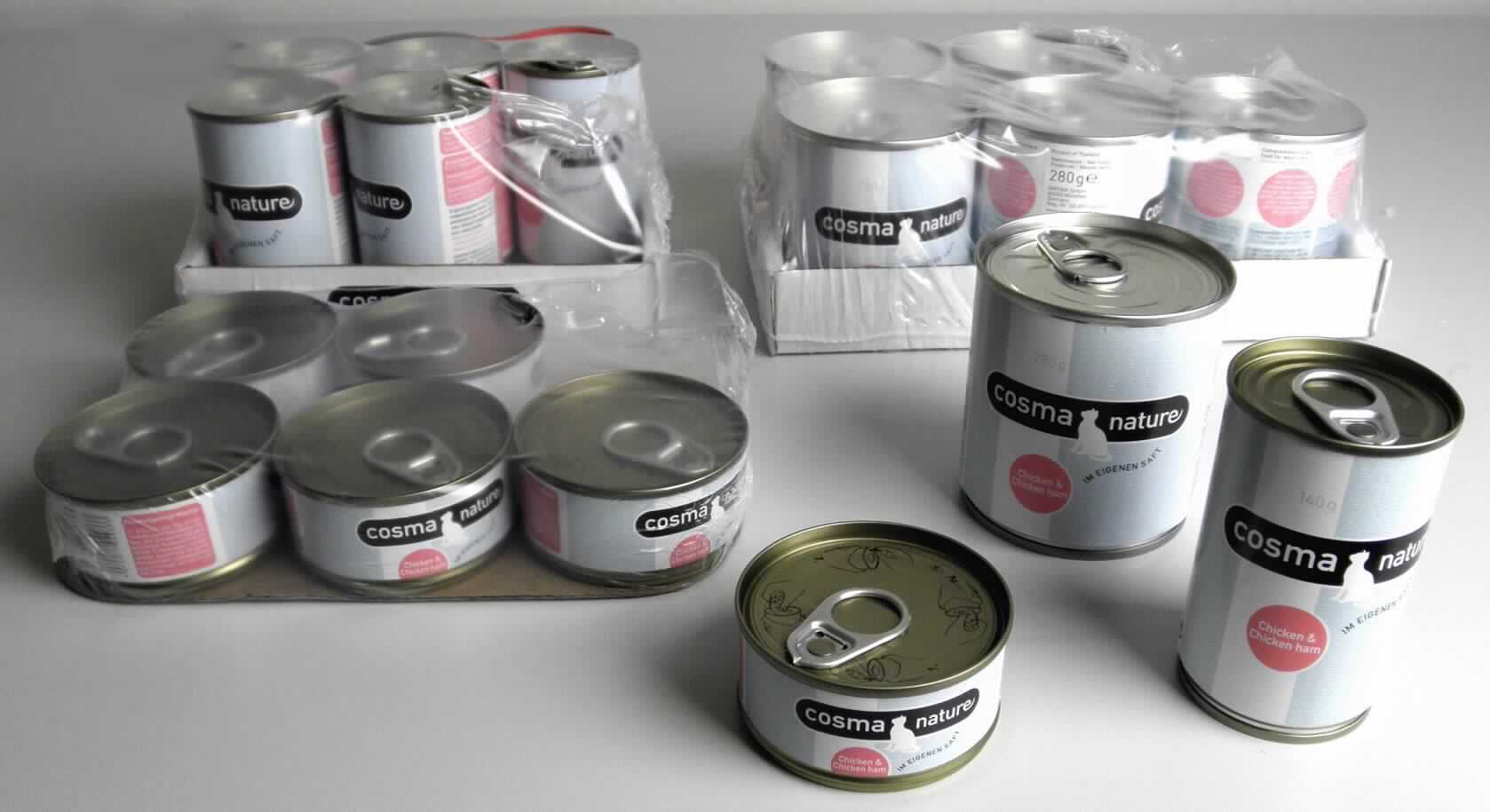 Ergänzungsfuttermittel für Katzen

Antragsangaben: Megapack Cosma Nature. Sorte: Huhn & Hühnerschinken. Alle Zutaten werden im eigenen Saft gegart. Aufmachung: 6 Dosen à 70 g, 6 Dosen à 140 g und 6 Dosen à 280 g. Ergänzungsfuttermittel für Katzen. Zusammensetzung (Auszug): Hühnchenfleisch, Hühnerschinken, Reis (1 %) und Hühnerbrühe.

Beschaffenheit des Warenmusters: Mischung von gegarten hellen, beigefarbenen Fleischstückchen, rosafarbenen Schinkenstreifen und Reiskörnern in trüber Flüssigkeit. Aufmachung: jeweils sechs Originalkonservendosen, aufgemacht für den Einzelverkauf als Katzenfutter, eingeschweißt in einer klarsichtigen Folie auf einem Pappträger.
Gehalt an Milcherzeugnissen (gemäß Angabe): nicht enthalten. 
Gehalt an Stärke und ihren Abbauprodukten (gemäß Angabe): nicht enthalten oder weniger als 5 GHT.

Zubereitung von der zur Fütterung verwendeten Art, Hunde- und Katzenfutter, in Aufmachungen für den Einzelverkauf, keine Stärke, Glucose, Glucosesirup, Maltodextrin oder Maltodextrinsirup der Unterpositionen 1702 30 50, 1702 30 90, 1702 40 90, 1702 90 50 und 2106 90 55 oder Milcherzeugnisse enthaltend.