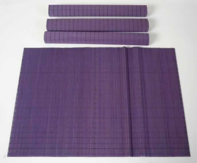 Sog. Platz-Set,
- rechteckig, in den Abmessungen von 30 x 45 cm,
- aus pflanzlichen Flechtstoffen hergestellt (lila gefärbte, im Durchmesser etwa 1 mm dicke Stäbchen aus Bambus, lt. Anmeldung), die nebeneinandergelegt und durch Haltefäden aus lilafarbenen Spinnstoffgarnen in Flächenform verbunden sind,
- als Vierer-Set mit einer Papp-Banderole für den Einzelverkauf aufgemacht.

Zolltarifrechtlich handelt es sich um eine Matte aus pflanzlichen Flechtstoffen, aus Bambus, andere als aus Geflechten oder ähnlichen Waren aus Flechtstoffen.