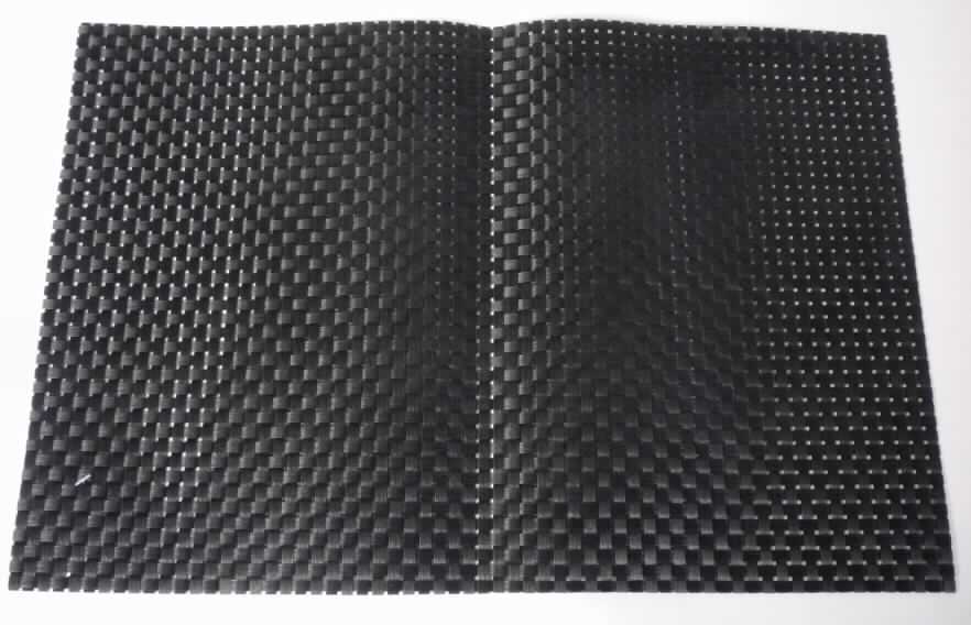 Tischset aus Flechtstoffen
- in Form einer rechteckigen Platzmatte (Abmessungen ca. 45 x 30 cm) gearbeitet,
- hergestellt aus ca. 6 mm breiten, längs geriffelten schwarzen Kunststoffstreifen aus  - lt. 
  Antragsangaben - PVC (Flechtstoff im Sinne der Anmerkung 1 zum Kapitel 46), die in Flächenform verwebt sind,
- an den Rändern durch Verkleben eingefasst.

Zolltarifrechtlich handelt es sich um Flechtstoffe, in Flächenform verwebt, nicht aus pflanzlichen Stoffen, keine Geflechte, nicht aus Geflechten oder ähnlichen Waren aus Flechtstoffen.