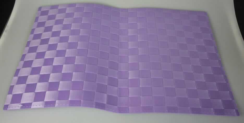 Tischset aus Flechtstoffen
- in Form einer rechteckigen Platzmatte (Abmessungen ca. 45 x 30 cm) gearbeitet,
- hergestellt aus ca. 2,1 cm breiten, violetten Kunststoffstreifen aus lt. Antragsangaben Polyethylen (Flechtstoff im Sinne der Anmerkung 1 zu Kapitel 46), die in Flächenform verwebt sind,
- an den Rändern durch Verkleben eingefasst.

Zolltarifrechtlich handelt es sich um "Flechtstoffe, in Flächenform verwebt, nicht aus pflanzlichen Stoffen, keine Geflechte, nicht aus Geflechten oder ähnlichen Waren aus Flechtstoffen".