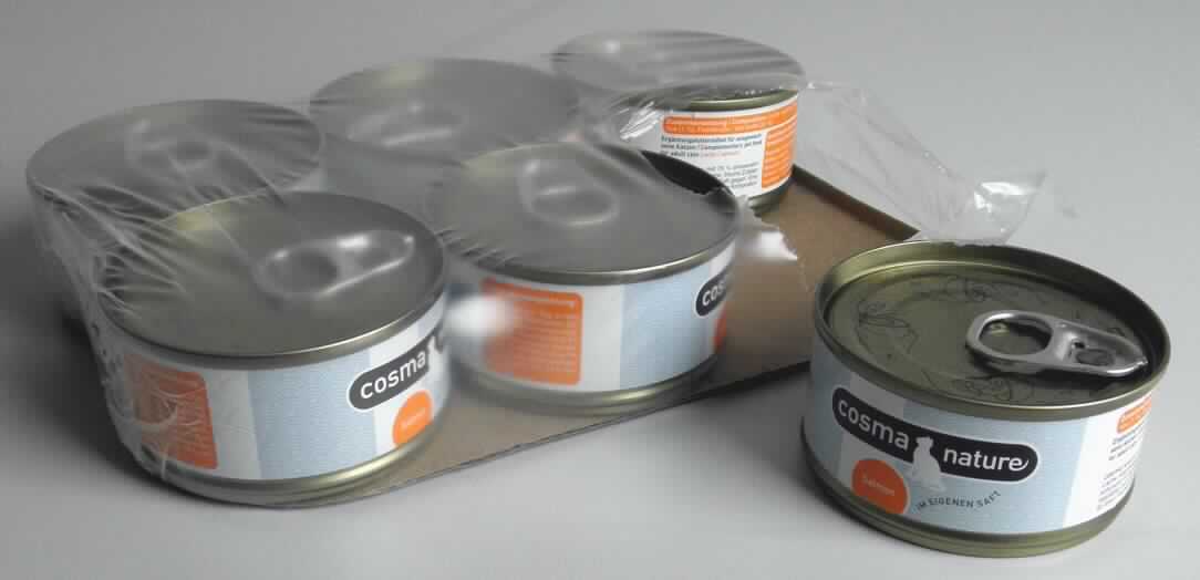 Ergänzungsfuttermittel für Katzen

Antragsangaben: Megapack Cosma Nature. Sorte: Lachs. Alle Zutaten werden im eigenen Saft gegart. Warenzusammenstellung für den Einzelverkauf in folgender Verpackungseinheiten: 6 Dosen à 70 g. Ergänzungsfuttermittel für Katzen. Zusammensetzung (Auszug): Lachs, Reis (1 %) und Fischbrühe.

Beschaffenheit des Warenmusters: Mischung von gegarten Lachsstückchen und Reiskörnern in trüber Flüssigkeit.  Aufmachung: Sechs 70-g-Originalkonservendosen, aufgemacht für den Einzelverkauf als Katzenfutter, eingeschweißt in einer klarsichtigen Folie auf einem Pappträger.
Gehalt an Milcherzeugnissen (gemäß Angabe): nicht enthalten. 
Gehalt an Stärke und ihren Abbauprodukten (gemäß Angabe): nicht enthalten oder weniger als 5 GHT.

Zubereitung von der zur Fütterung verwendeten Art, Hunde- und Katzenfutter, in Aufmachungen für den Einzelverkauf, keine Stärke, Glucose, Glucosesirup, Maltodextrin oder Maltodextrinsirup der Unterpositionen 1702 30 50, 1702 30 90, 1702 40 90, 1702 90 50 und 2106 90 55 oder Milcherzeugnisse enthaltend.