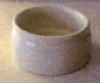 Keramischer Haushaltsartikel, sog. Futtertrog, Foto siehe Anlage, 
- glasierter, runder Futternapf,
- am oberen Rand leicht nach außen gewölbt,
- mit einem Durchmesser von ca. 18,2 cm, 
- mit einer Höhe von ca. 6,8 cm,
- keramisches Erzeugnis, nach der Formgebung gebrannt, tonmineralhaltiges Material enthaltend, 
- nach dem Ergebnis der wissenschaftlichen Untersuchung handelt es sich weder um Porzellan 
  noch um gewöhnlichen Ton, Steinzeug, Steingut oder feine Erden; das Erzeugnis ist als andere keramische
  Ware anzusehen,
- zur Verwendung als Futternapf für Tiere vorgesehen, somit kein Artikel für den Tisch- oder Küchengebrauch.

"Keramischer Haushaltsartikel (Futternapf), anderer als Geschirr und andere Artikel für den Tisch- oder Küchengebrauch, aus anderer Keramik als Porzellan, gewöhnlicher Ton, Steinzeug, Steingut oder feine Erden"