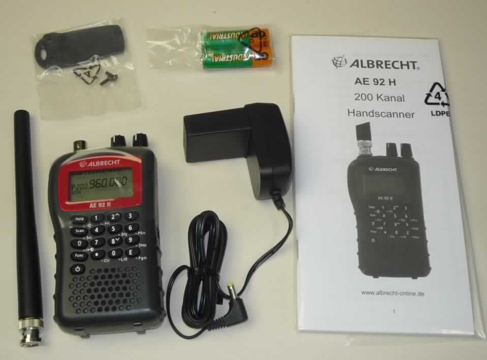 Tragbares Rundfunkempfangsgerät Albrecht AE 92 H, Art. 27092
- aus einem AM/FM-Rundfunkempfangsteil, Batteriefach und Lautsprecher in einem Gehäuse
  (Abmessungen: 68 x 115 x 31,5 mm) mit BNC-, 3,5 mm-Klinke- und Netzteilanschluss-
  buchse sowie LC-Display und Bedienelementen, mit noch nicht montierter Antenne,
- zum Rundfunkempfang,
- zusammen mit Beipack (Netzteil, Akkus, Gürtelclip und Bedienungsanleitung) in einer
  gemeinsamen Verkaufsumschließung.
Das tragbare Rundfunkempfangsgerät bestimmt den Charakter des Ganzen.

"Rundfunkempfangsgerät, das ohne externe Energiequelle betrieben werden kann,
 nicht von den Unterpositionen 8527 1210 bis 8527 1399 erfasst, tragbares
 Rundfunkempfangsgerät, noch nicht zusammengesetzt mit Antenne, in
 Warenzusammenstellung mit nicht charakterbestimmendem Beipack"