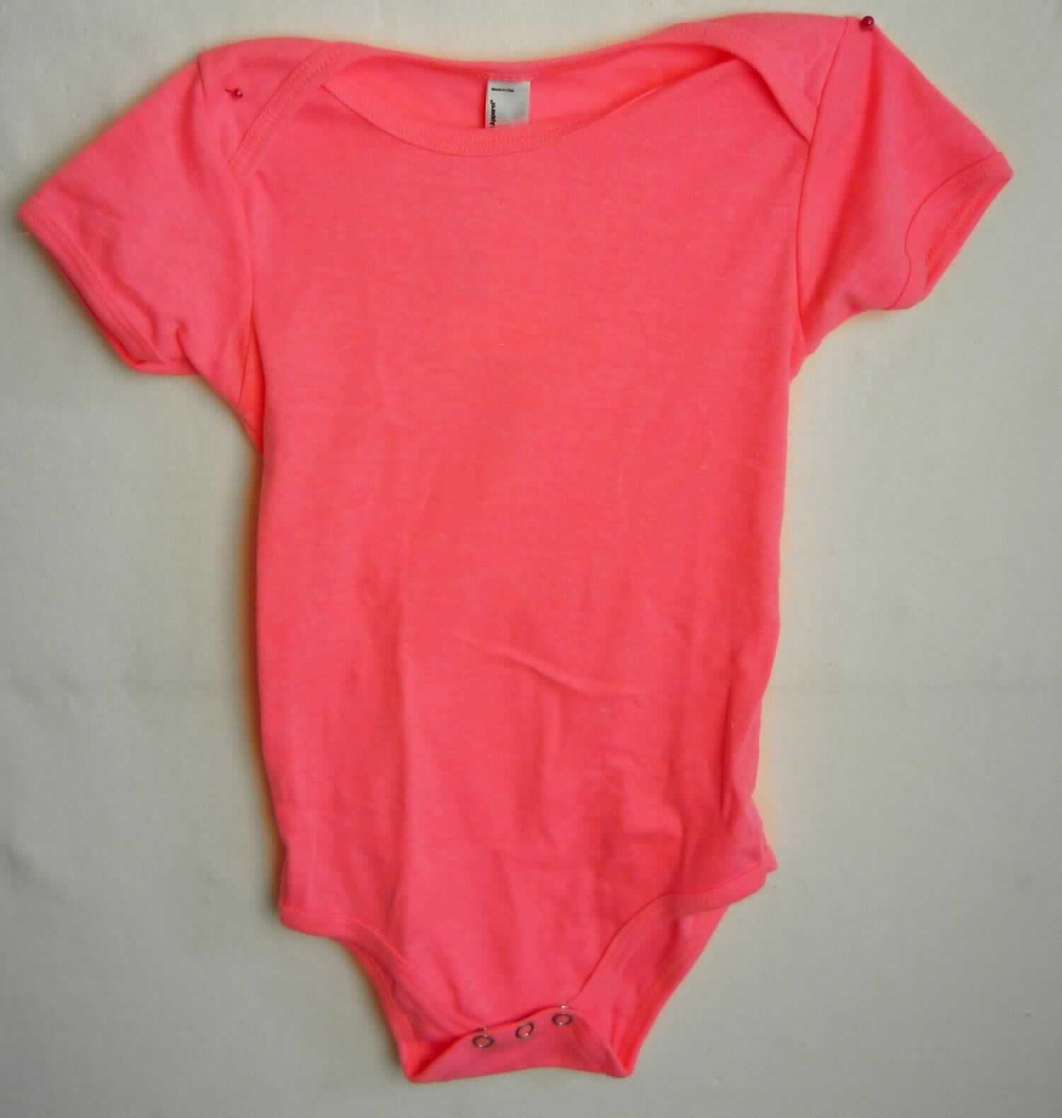 Einteilige Unterwäsche, sog. Pyjama für Babys, Art. 4001, für Kinder von 18 bis 24 Monaten (entspricht 
Größe 86/92), Foto siehe Anlage,
- aus ca. 0,7 mm dicken, buntgewirkten Gewirken (melierte Garne) aus laut Antrag 50 % Baumwolle und 
  50 % Polyester (synthetische Chemiefasern),
- einteilig; den Rumpf bedeckend, 
- mit einem runden Halsausschnitt,
- mit Schulterüberlappung (sog. amerikanischer Schlupf), ohne Hinweise auf den Trägerkreis (unisex),
- mit kurzen Ärmeln,
- mit einer Schrittöffnung mit Druckknopfverschluss; am Halsausschnitt, an den Ärmelabschlüssen und an der
  Schrittöffnung mit gerippt gewirkten Randeinfassungen,
- kann nach seinen objektiven Merkmalen unterschiedslos im Bett oder an anderen Orten getragen werden und ist 
  daher nicht dazu bestimmt, ausschließlich oder im Wesentlichen als Nachtkleidung im Bett getragen zu werden,
  somit kein Schlafanzug,
- aufgrund der Doppelgröße 86/92 keine Einreihung als Kleidung für Kleinkinder.

"Unterwäsche (Body), aus Gewirken, für Mädchen, andere als in den Unterpositionen 6108 11 bis 6108 39 
 genannte, aus Chemiefasern"