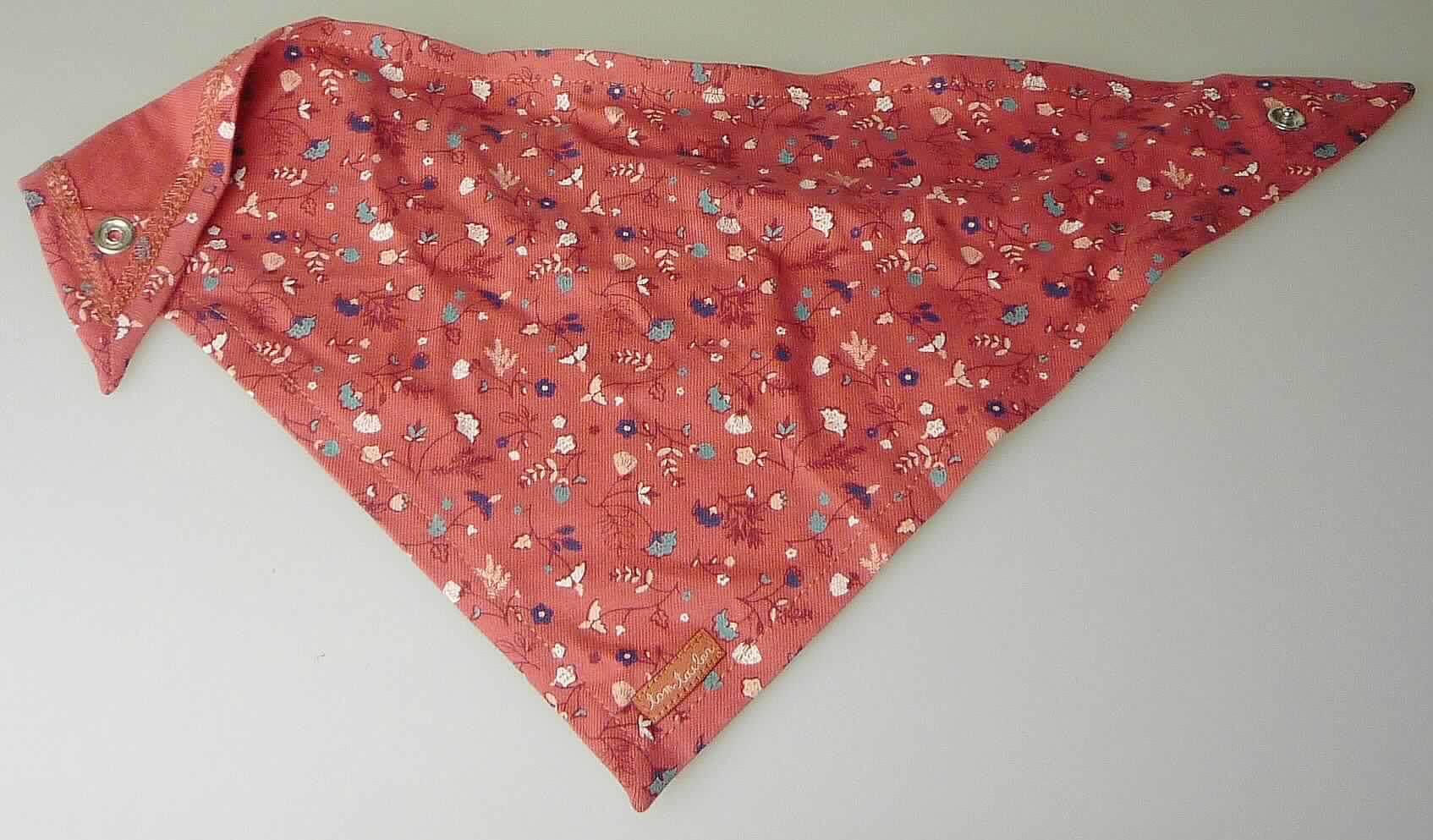 Halstuch, sog. Tuch für Kleinkinder, Artikel 0220768.40.21, in Kindergröße, Foto siehe Anlage,
- als Dreieckhalstuch gearbeitet, mit den Seitenlängen: ca. 39,5 cm x 27,5 cm x 27,5 cm,
- aus ca. 0,6 mm dicken, bedruckten Gewirken aus laut Antrag 100 % Baumwolle,
- mit einem Druckknopf zu schließen; in geschlossenem Zustand mit einem Halsumfang von ca. 30 cm,
- an den Rändern durch Umschlagen und Festnähen gesäumt,
- aufgrund der Abmessungen (können auch von Kindern mit einer Körpergröße von mehr als 86 cm getragen
  werden) keine Einreihung als Bekleidungszubehör für Kleinkinder.

"Anderes konfektioniertes Bekleidungszubehör (Halstuch), aus Gewirken"