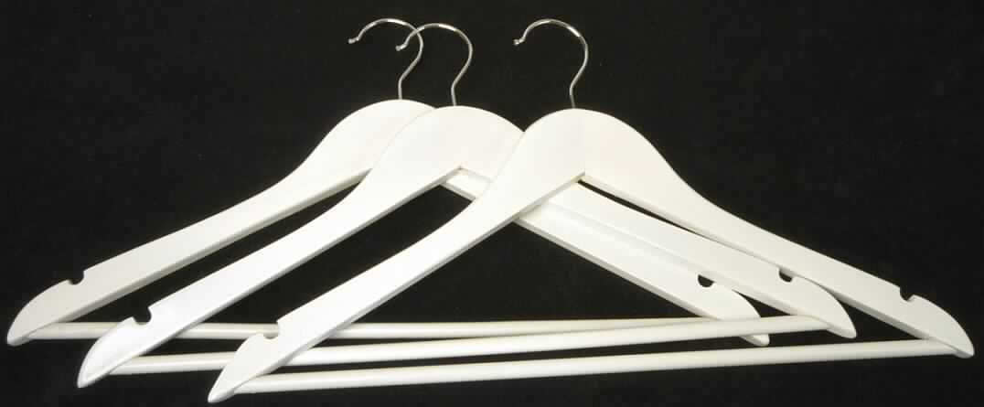 Kleiderbügel ( 3-er Set)
- ca. 44,5 cm langer Bügel aus lackiertem Ahornholz (lt. Antragsteller), mit Rockkerben und
  Hosensteg,
- mit einem Aufhängehaken aus unedlem Metall,
- zum Aufhängen von Kleidungsstücken.        
(Abbildung siehe Anlage)

Das Holz bestimmt den Charakter des Ganzen.

"Kleiderbügel, aus Holz (zusammengesetzte Ware aus Holz -charakterbestimmend- und unedlem Metall)"