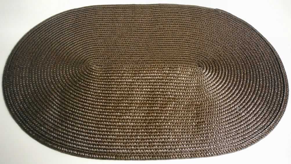 Platzset, Art. 26711, Foto siehe Anlage,
- oval, laut Antrag in den Abmessungen: 46 cm x 30 cm,
- aus einem ca. 0,8 cm breiten, einfarbigen, bandförmigen Geflecht aus Streifen aus synthetischer Spinnmasse (lt. 
  Antrag Polypropylen), mit einer augenscheinlichen Streifenbreite von weniger als 5 mm (damit keine Ware des 
  Kapitels 39); an den Rändern mit Garnen verstärkt,
- spiralförmig, teilweise überlappend zusammengenäht (somit konfektioniert),
- wird insbesondere wegen der Art des Geflechts und der Steifheit des Materials üblicherweise nicht gewaschen 
  (somit keine Tischwäsche der Position 6302),
- kennzeichnet sich aufgrund des Verwendungszwecks als Ware zur Innenausstattung.
 
"Andere Ware zur Innenausstattung (Platzset), aus Spinnstoffen, keine Ware der Position 9404, aus einem
 Geflecht aus Streifen aus synthetischer Spinnmasse"