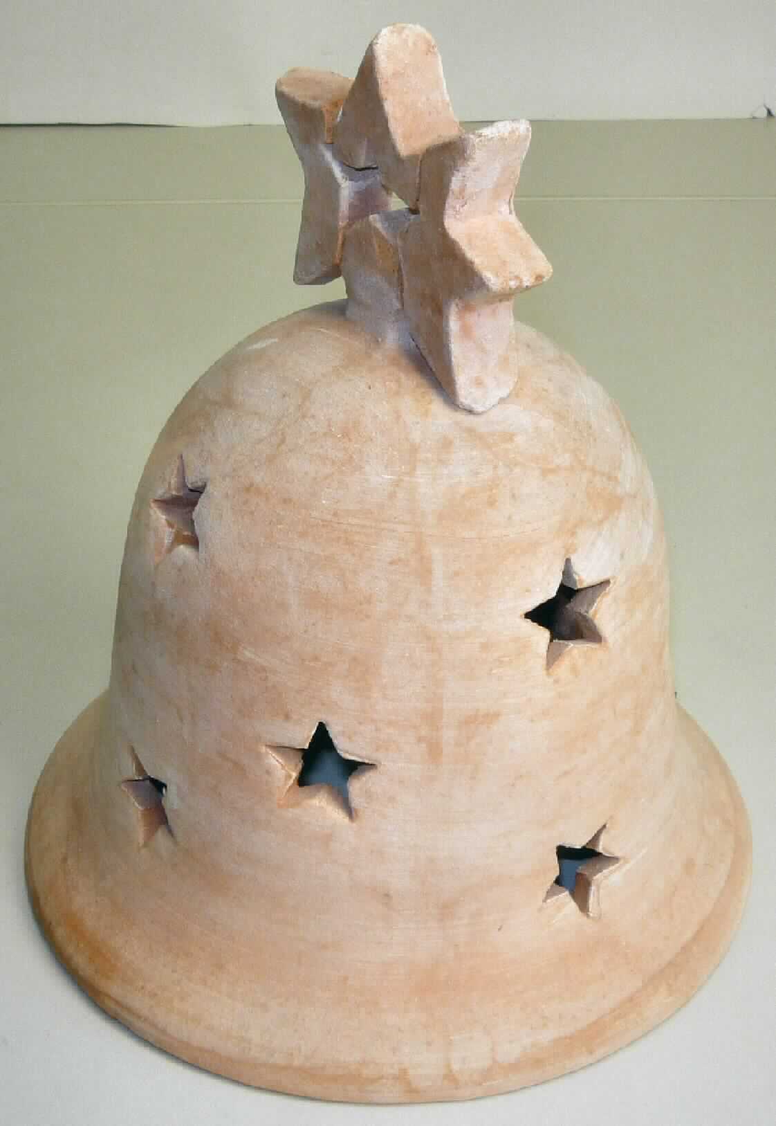 Keramischer Ziergegenstand, sog. 160906 Glocke Groß NHH600-A, Foto siehe Anlage,
- in Form einer unglasierten Glocke (ohne Klöppel),
- mit sternförmigen Aussparungen und auf der Krone mit einem aufgesetzten Stern, 
- mit einem Durchmesser (unten) von ca. 22 cm und einer Höhe von ca. 26 cm,
- keramisches Erzeugnis, nach der Formgebung gebrannt, tonmineralhaltiges Material enthaltend,
- lt. Antrag aus gewöhnlichem Ton,
- ohne Hinweise auf Handarbeit.

"Keramischer Ziergegenstand, aus gewöhnlichem Ton, nicht handgearbeitet"