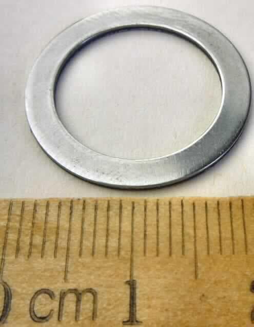 Es handelt sich um geschlossene, flache, ringförmige Unterlegscheiben aus Stahl (Werkstoffnummer: 1.1181, kein nicht rostender Stahl) mit einem Außendurchmesser von etwa 22,9 mm und einem Lochdurchmesser von etwa 16,9 mm. Die Erzeugnisse werden gemeinsam mit Muttern (nicht Gegenstand der vZTA) als Ersatzteile für Modellautos verwendet.
Die Waren sind zu jeweils zwei Stück in einem Kunststoffbeutel mit Pappaufhänger verpackt.
- Antragstellerangaben -

Abbildung siehe Anlage.

Derartige Erzeugnisse gehören als "andere Unterlegscheiben aus Stahl" zur Codenummer 7318 2200 99 des Integrierten Zolltarifs der EG (TARIC).