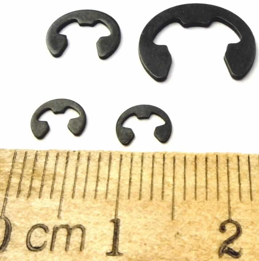 Es handelt sich um Sets, bestehend aus nahezu ringförmigen, offenen Scheiben aus Stahl (Werkstoffnummer: 1.1181, kein nicht rostender Stahl) mit nach innen ragenden Ausstanzungen.
Die Waren sind zu 4 x 8 Stück in unterschiedlichen Größen in Kunststoffbeuteln und einem Kunststoffbeutel mit Pappaufhänger verpackt. Die Erzeugnisse dienen als Ersatzteile zur Befestigung von Metallstiften an Modellautos (beide nicht Gegenstand der vZTA).
Der Versand der Waren erfolgt nicht über Malaysia.
- Antragstellerangaben -

Abbildung siehe Anlage.

Derartige Erzeugnisse gehören als "Unterlegscheiben (Sicherungsscheiben) aus Stahl" zur Codenummer 7318 2100 98 des Integrierten Zolltarifs der EG (TARIC).
