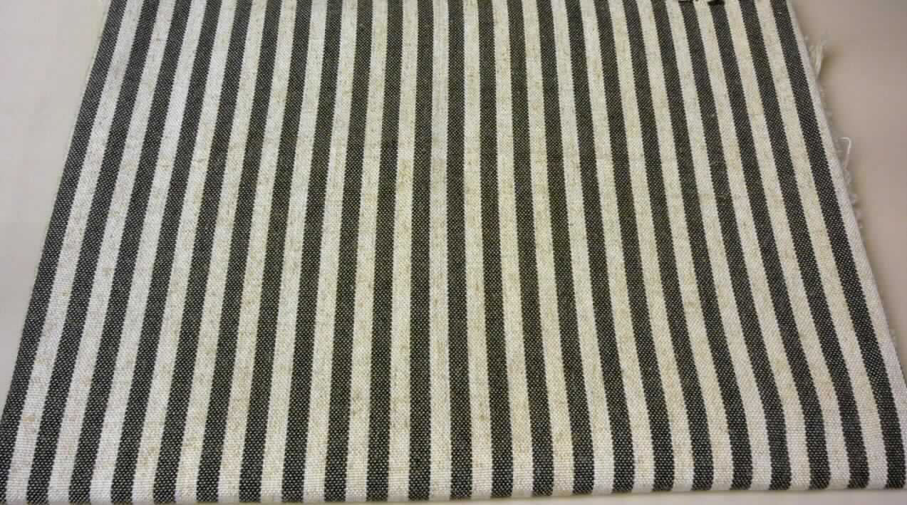 Gewebe, sog. Möbelbezugsstoff Havana, Foto siehe Anlage,  
- als Meterware, mit einer Breite von laut Antrag 142 cm,
- laut Untersuchungsergebnis:
-- buntgewebt,
-- in Leinwandbindung,
-- aus Garnen aus Polyester (synthetische Spinnfasern) und Leinen (die Antragsangaben von 85 GHT Polyester 
   und 15 GHT Leinen können als zutreffend angesehen werden).

"Gewebe aus synthetischen Spinnfasern, mit einem Anteil an diesen Spinnfasern von 85 GHT, mit einem Anteil
 an Polyester-Spinnfasern von 85 GHT, buntgewebt"