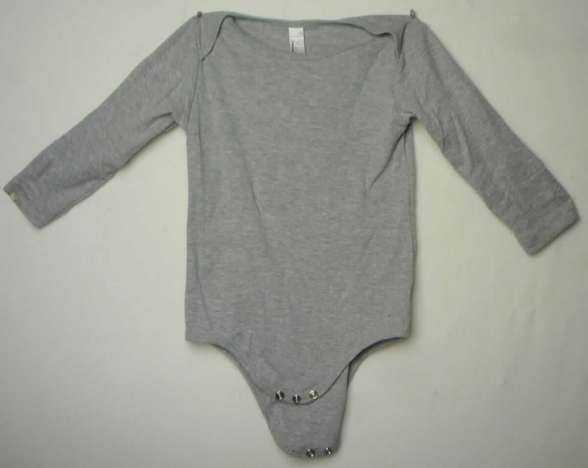 Einteilige Unterwäsche, sog. Langarm Shirt, Art. 4041, für Kinder von 18 bis 24 Monaten (entspricht Größe 86/92),
Foto siehe Anlage,
- aus ca. 0,7 mm dicken, buntgewirkten Gewirken (melierte Garne) aus laut Antrag 90 % Baumwolle und 
  10 % Polyester (synthetische Chemiefasern),
- einteilig; den Rumpf bedeckend, 
- mit einem runden Halsausschnitt,
- mit Schulterüberlappung (sog. amerikanischer Schlupf), ohne Hinweise auf den Trägerkreis (unisex),
- mit langen Ärmeln,
- mit einer Schrittöffnung mit Druckknopfverschluss; am Halsausschnitt und an der Schrittöffnung mit gerippt 
  gewirkten Randeinfassungen,
- aufgrund der Doppelgröße 86/92 keine Einreihung als Kleidung für Kleinkinder.

"Unterwäsche (Body), aus Gewirken, für Mädchen, andere als in den Unterpositionen 6108 11 bis 6108 39 
 genannte, aus Baumwolle"