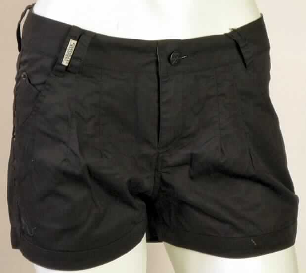 Kurze Hose, sog. Short High A, Art.-Nr. RW 20510805, Größe 28, Foto siehe Anlage,
- aus 0,3 mm dicken, einfarbigen Geweben aus laut Antrag 65 % Polyester (synthetische Chemiefasern) und 
  35 % Baumwolle,
- in der Taille abschließend, mit einem angesetzten Taillenbund mit Gürtelschlaufen,
- vorn mit einer Öffnung mit Reißverschluss, mit Patte und Knopfverschluss im Taillenbund von links über 
  rechts (Männerkleidung),
- vorn mit zwei eingesetzten, offenen Eingriffstaschen und einer zusätzlichen kleinen, aufgesetzten Tasche,
- mit zwei eingesetzten Gesäßtaschen, eine davon mit Knopfverschluss,
- mit kurzen Hosenbeinen, die nicht die Knie bedecken (Seitenlänge: 29 cm),
- an den Beinabschlüssen gesäumt.

"Kurze Hose, aus Geweben, für Männer, aus synthetischen Chemiefasern"