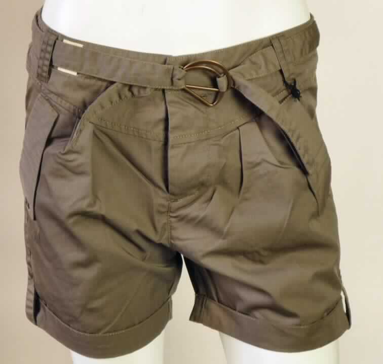 Zweiteilige Warenzusammenstellung, bestehend aus einer kurzen Hose und einem Bekleidungszubehör (Gürtel), sog. Short Minny, Art.-Nr. RW 20510803, Größe 28, Foto siehe Anlage,
- gemeinsam für den Einzelverkauf aufgemacht und zur Befriedigung eines speziellen Bedarfs
  zusammengestellt,
- kurze Hose (nach Umfang und Bedeutung charakterbestimmend): 
-- aus 0,3 mm dicken, einfarbigen Geweben aus laut Antrag 65 % Polyester (synthetische Chemiefasern) und 
   35 % Baumwolle,
-- in der Taille abschließend, mit einem breiten Taillenbund mit Gürtelschlaufen,
-- vorn mit einer Öffnung mit Reißverschluss, mit Patte und Hakenverschluss im Taillenbund von links über 
   rechts (Männerkleidung),
-- mit zwei eingesetzten, offenen Eingriffstaschen vorne und einer eingesetzten Gesäßtasche mit Knopfverschluss,
-- mit kurzen Hosenbeinen, die nicht die Knie bedecken (Seitenlänge: 37 cm),
-- an den Beinabschlüssen mit einem etwa 3 cm breiten, fixierten, gesäumten Umschlag,
- Bekleidungszubehör (Gürtel):
-- durch die Gürtelschlaufen der kurzen Hose gezogen,
-- mit einer Breite von 3 cm und einer Länge von insgesamt ca. 100 cm,
-- aus den Geweben der Hose, mit einer Verschlussvorrichtung aus unedlem Metall.

"Warenzusammenstellung aus einer kurzen Hose (charakterbestimmend) aus Geweben, für Männer, aus synthetischen Chemiefasern, und aus einem Bekleidungszubehör (Gürtel) aus Geweben"