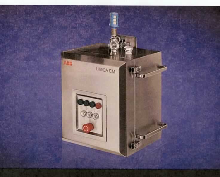 Sog. Liquid Metal Cleanliness Analyzer for Continuous Monitoring (LiMCA CM), im Wesentlichen bestehend aus einem Metallgehäuse (1011 x 475 x 457 mm) mit mehreren Bedienelementen, einer Aktuator-Haltevorrichtung, einem mit einer Öffnung versehenen Glaskolben, je einer positiven und negativen Elektrode, einem sog. Maximum-Immersion-Detector, einem sog. In-Probe-Melt-Level-Detector, einem Laser, sowie diverser Signalverarbeitungselektronik (äußere Form: siehe Abbildung in der Anlage).

Das Gerät wird zur Analyse von flüssigen Aluminium während des Gießereiprozess verwendet und misst dabei fortlaufend die Konzentration, sowie die Teilchenverteilung von in flüssigen Aluminiumlegierungen enthaltenen Inklusionen. Dazu wird am im flüssigen Metall befindlichen Glaskolben ein Vakuum erzeugt, sowie an den Elektroden ein elektrischer Strom angelegt. Die in den Glaskolben eintretenden Inklusionen bewirken dabei eine Spannungsänderung, die im Analysegerät verstärkt und digital gemessen wird. Der enthaltene Laser dient dabei lediglich zur Ermittlung der Höhe des Analysators im Verhältnis zur Oberfläche der Schmelze.

Das Analysegerät wird mit den einzusetzenden Detektoren, der Aktuator-Halterung, sowie den Elektroden in noch nicht zusammengesetztem Zustand eingeführt und am Einbauort montiert als auch justiert (daher unfertig). 

Die Ware wird als "elektronisches Gerät für chemische oder physikalische Untersuchungen, nicht von den Codenummern 9027 1010 00 0 bis 9027 8017 10 0 erfasst" eingereiht.