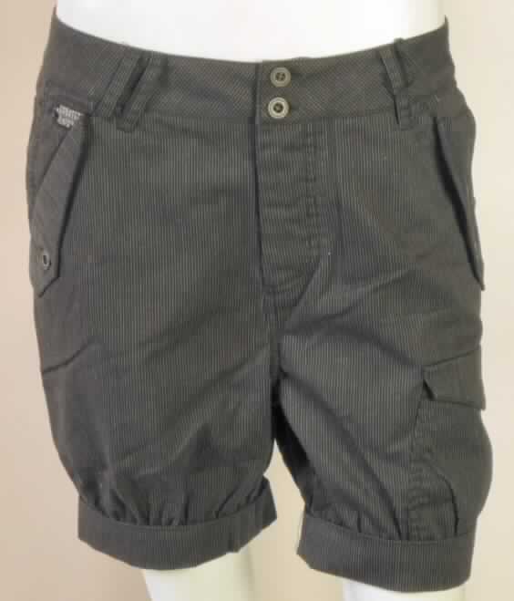 Kurze Hose, sog. Short Hamster B, Art.-Nr. RW 20510806, Größe 28, Foto siehe Anlage,
- aus 0,5 mm dicken, buntgewebten Geweben aus laut Antrag 65 % Polyester (synthetische Chemiefasern) und 
  35 % Baumwolle,
- in der Taille abschließend, mit einem 4,5 cm breiten Taillenbund mit Gürtelschlaufen,
- vorn mit einer Öffnung mit Knopfverschluss, mit Patte und Knopfverschluss im Taillenbund von links über 
  rechts (Männerkleidung),
- vorn mit fünf eingesetzten, offenen Eingriffstaschen, mit zwei Patten mit Knopfverschluss verziert, die Patten 
  verschließen nicht die Eingriffsöffnung,
- mit einer aufgesetzten Tasche mit Patte und Knopfverschluss im Bereich des linken Oberschenkels,
- mit zwei eingesetzten Gesäßtaschen mit Patte mit Knopfverschluss,
- mit kurzen Hosenbeinen, die nicht die Knie bedecken (Seitenlänge: 48 cm),
- an den Beinabschlüssen mit einem etwa 4 cm breiten, fixierten, gesäumten Umschlag.

"Kurze Hose, aus Geweben, für Männer, aus synthetischen Chemiefasern"