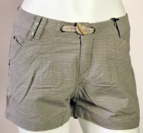 Kurze Hose, sog. Short High B, Art.-Nr. RW 20510804, Größe 28, Foto siehe Anlage,
- aus 0,4 mm dicken, buntgewebten Geweben aus laut Antrag 65 % Polyester (synthetische Chemiefasern) und 
  35 % Baumwolle,
- in der Taille abschließend, mit Gürtelschlaufen,
- vorn mit einer Öffnung mit Reißverschluss, mit Patte und Knebelverschluss im Taillenbund von links über 
  rechts (Männerkleidung),
- vorn mit zwei offenen Eingriffstaschen und einer zusätzlichen kleinen, aufgesetzten Tasche,
- mit zwei eingesetzten Gesäßtaschen, eine davon mit Knopfverschluss,
- mit kurzen Hosenbeinen, die nicht die Knie bedecken (Seitenlänge: 30 cm).

"Kurze Hose, aus Geweben, für Männer, aus synthetischen Chemiefasern"