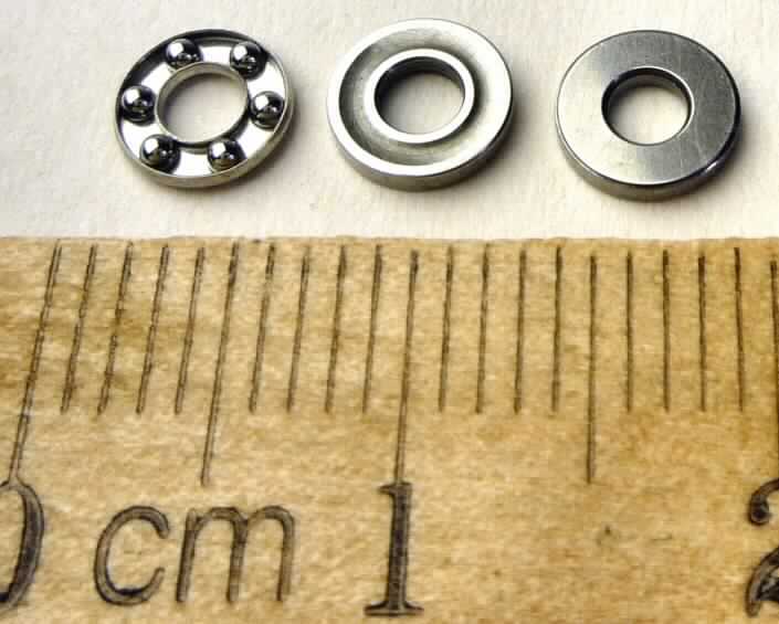 Es handelt sich bei den Erzeugnissen um Sets aus jeweils drei flachen, ringförmigen Scheiben aus Stahl (kein nicht rostender Stahl). Jeweils zwei der ringförmigen Scheiben sind an einer Flachseite umlaufend mit einer Rille versehen, die übrige Scheibe weist zu den Flachseiten hin rund um die Lochung in regelmäßigem Abstand sechs kugelförmige Ausbuchtungen auf. Die Erzeugnisse werden als Unterlegscheiben beim Zusammenbau von Modellautos verwendet. Sie sind, von einem kleinen Kunststoffbeutel umschlossen, in einem größeren Kunststoffbeutel mit bedrucktem Pappaufhänger verpackt und werden nicht über Malaysia versendet.
- Antragstellerangaben -
Abmessungen: Außendurchmesser ca. 6 mm; Höhe ca. 1 mm; Lochdurchmesser ca. 2,6 mm.

Abbildung siehe Anlage.

Derartige Erzeugnisse gehören als "andere Unterlegscheiben aus Stahl" zur Codenummer 7318 2200 98 des Integrierten Zolltarifs der EG (TARIC).