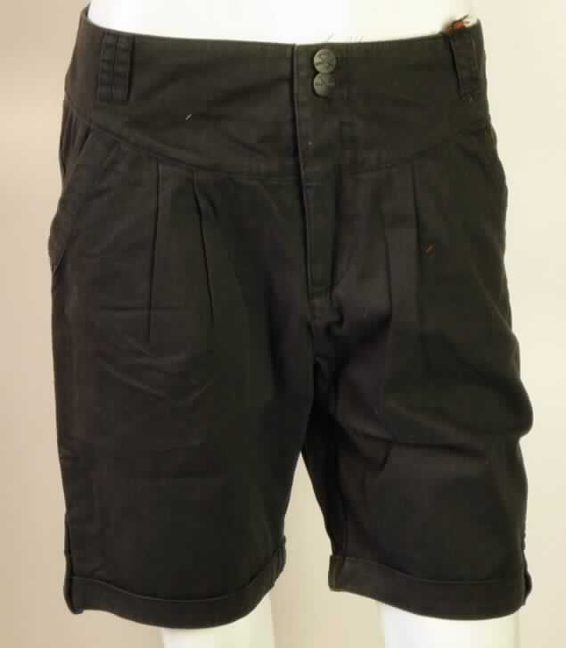 Kurze Hose, sog. Short Guns Shorts, Art.-Nr. RW 20510808, Größe 28, Foto siehe Anlage,
- aus 0,6 mm dicken, einfarbigen Geweben aus laut Antrag 100 % Baumwolle,
- in der Taille abschließend, mit einem angesetzten, breiten Taillenbund mit Gürtelschlaufen,
- vorn mit einer Öffnung mit Reißverschluss, mit Patte und Knopfverschluss im Taillenbund
  von links über rechts (Männerkleidung),
- vorn mit zwei schräg eingesetzten, offenen Eingriffstaschen,
- mit zwei eingesetzten Gesäßtaschen mit Patte und Knopfverschluss,
- mit kurzen Hosenbeinen, die nicht die Knie bedecken (Seitenlänge: 47 cm),
- an den Beinabschlüssen mit einem etwa 3 cm breiten, fixierten, gesäumten Umschlag.

 "Kurze Hose, aus Geweben, für Männer, aus Baumwolle"