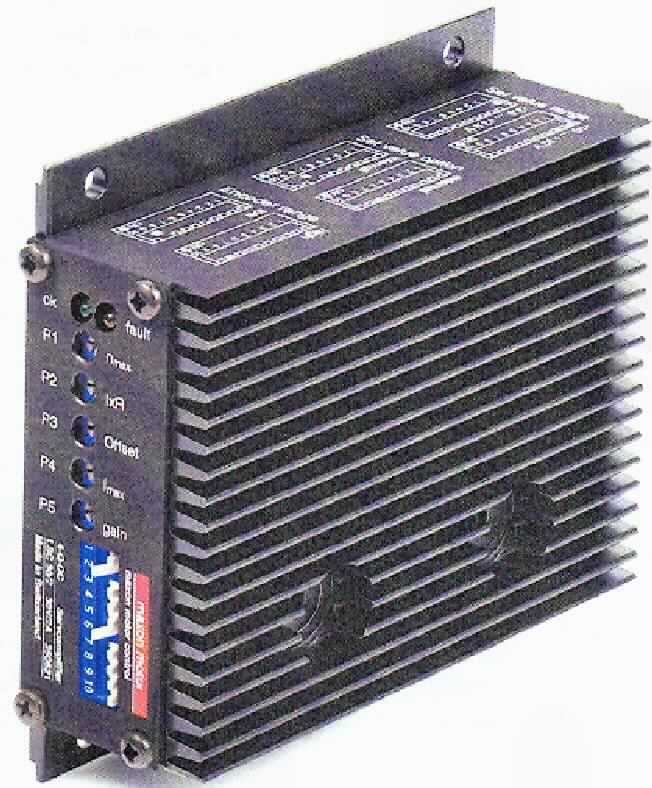 Linearer Servoverstärker, "LSC 30/2", im Wesentlichen bestehend aus einem Gehäuse (ca. 103 x 100 x 34mm) mit elektrischen Anschlüssen, zwei Anzeige-LED (rot und grün), fünf Potentiometern (P1 bis 5) zum Einstellen der Sollwerte, einer Schalterleiste (10 DIP-Schalter) sowie weiteren aktiven und passiven Bauelementen. Das Gerät dient sowohl der Regelung elektrischer Größen (Strom) als auch nicht elektrischer Größen (Drehzahl, Position) von Gleichstromotoren. Der über ein Potentiometer eingestellte Sollwert wird aufgrund fortlaufender Messungen des tatsächlichen Wertes (Istwert) gegen störende Einflüsse aufrechterhalten.
Die Ware wird als "Gerät zum Regeln elektrischer und nicht elektrischer Größen (Strom, Drehzahl, Position), anderer als Unterposition (TARIC) 9032 1020 10 bis 9032 8900 40" eingereiht.

Abbildung: siehe Anlage