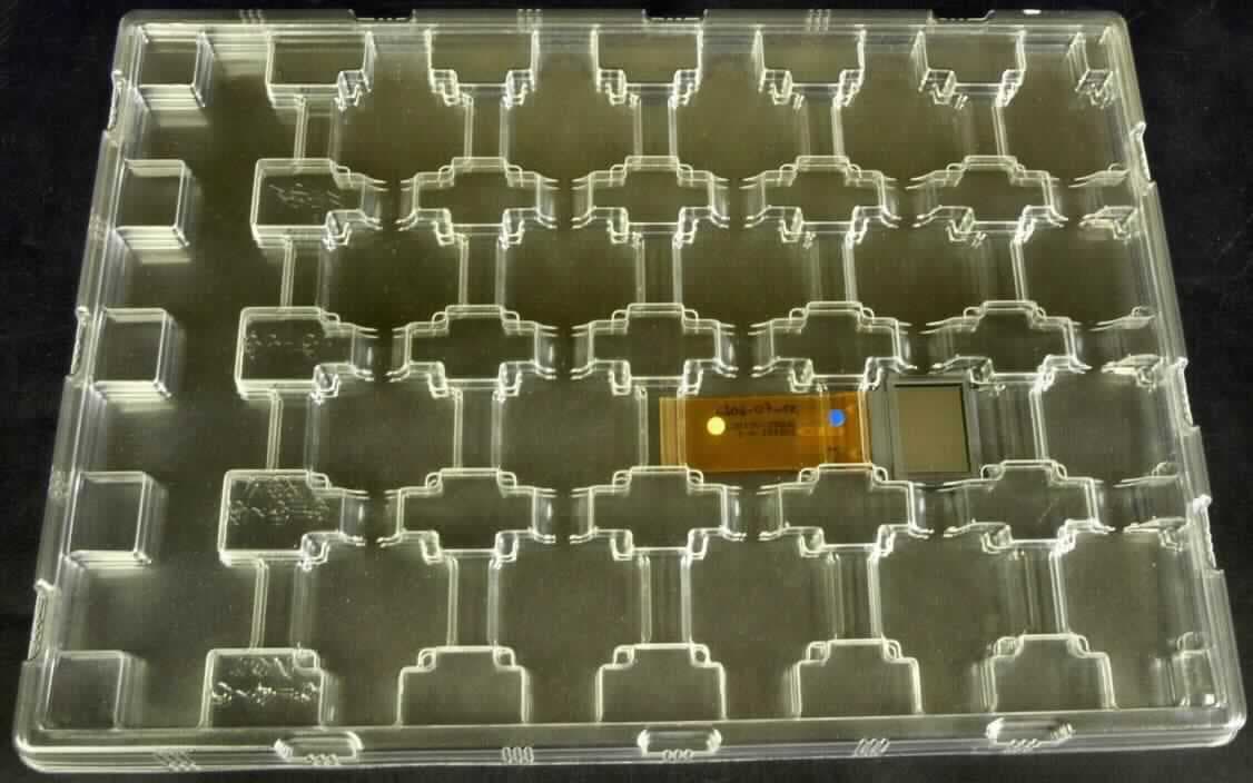 Aktive Matrix-Flüssigkristallanzeige mit elektrischen Anschlussstücken, so genanntes 1,3 HTPS Panel, im Wesentlichen bestehend aus einer ca. 30 mm x 20 mm großen gerahmten Flüssigkristallanzeige mit angeschlossenen flexiblen Leiterbahnen ohne Ansteuerelektronik und Treiber (äußere Form: siehe Abbildung in der Anlage). Das Panel wird hauptsächlich in Projektoren (Beamern) verwendet. Das Panel konvertiert digitale Daten in Bilder.
Die Ware wird als "aktive Matrix-Flüssigkristallvorrichtungen, die anderweit als Waren nicht genauer erfasst ist" eingereiht.