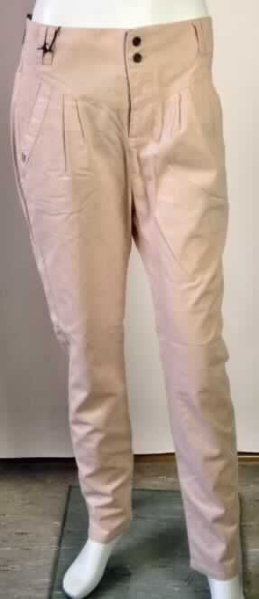 Lange Hose, sog. Pant Guns, Art.-Nr. RW 20510904, Größe 28, Foto siehe Anlage,
- aus 0,5 mm dicken, einfarbigen Geweben aus laut Etikett 100 % Baumwolle,
- in der Taille abschließend; mit einem angesetzten, breiten Taillenbund mit Gürtelschlaufen,
- vorn mit einer Öffnung mit Reißverschluss, mit Patte und Knopfverschluss im Taillenbund 
  von links über rechts (Männerkleidung),
- mit zwei eingesetzten Taschen auf der Vorderseite und zwei eingesetzten Gesäßtaschen
  mit Patte,
- mit knöchellangen Hosenbeinen, an den Beinabschlüssen durch Umschlagen und 
  Festnähen gesäumt.

"Lange Hose, aus Geweben, für Männer, aus Baumwolle, andere als Arbeits- und Berufsbekleidung, 
 andere als in den Unterpositionen 6203 4231 und 6203 4233 genannte"