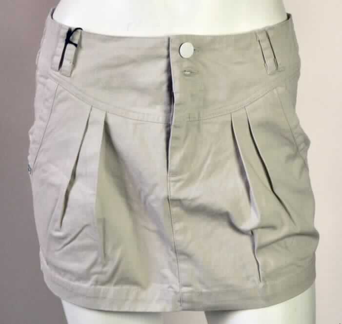 Rock, sog. Skirt Guns Skirt A, Art. Nr.: RW20510702, Größe S, Foto siehe Anlage,
- aus 0,5 mm dicken, einfarbigen Geweben aus lt. Antrag 100 % Baumwolle,
- in der Taille abschließend, mit einem 6 cm breiten, angesetzten Bund mit Gürtelschlaufen,
- vorn mit einer Reißverschlussöffnung und einer von links über rechts mit zwei Knöpfen zu 
  schließenden Patte; kennzeichnet sich als Rock eindeutig als Kleidungsstück für Frauen,
- vorn mit zwei Eingriffstaschen,
- hinten mit zwei eingesetzten Gesäßtaschen,
- bis über den Schritt reichend (Seitenlänge: 33 cm),
- am unteren Rand durch Umschlagen und Festnähen gesäumt.

"Rock aus Geweben, für Frauen, aus Baumwolle, nicht nach dem Batikverfahren handbedruckt"