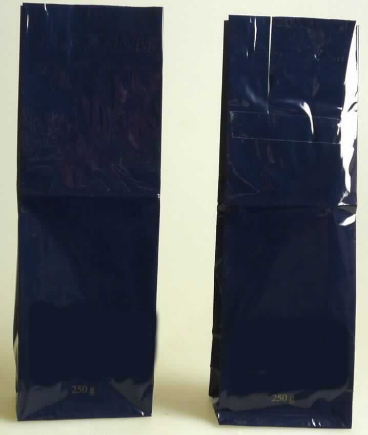 Bei dem durch ein Warenmuster veranschaulichten Erzeugnis handelt es sich um ein Verpackungsmittel in Form eines etwa 24,5 cm x 8 cm x 5 cm großen, blauen Beutels (sog. "Aromabeutel"). 

Der "Aromabeutel" besteht aus miteinander verschweißten Folien aus -lt. Angaben des Antragstellers-
- Polyproplylen (OPP) mit einer Foliendicke von 20 µm,
- Polyethylenterephthalat (PET) mit einer Foliendicke von 12 µm sowie
- einer zwischen den Folien befindlichen Verstärkungslage aus Papier.
Die Kunststofffolien und das Papier sind auf der Fläche, mit Ausnahme des Rand- und des Bodenbereichs sowie einer Klebeverbindung einer Papierlängsseite mit der Außenfolie, nicht fest miteinander verbunden. 

Bei den Folien aus Polyproplylen und Polyethylenterephthalat handelt es sich jeweils um Kunststoffe im Sinne der Anmerkung 1 zu Kapitel 39.

Die Ware, die einseitig mit dem Aufdruck 250 g versehen ist, dient zu Transport- oder Verpackungszwecken und ist für eine längere Verwendung nicht vorgesehen. 

Charakterverleihend im Hinblick auf die Bedeutung in Bezug auf die Verwendung des Beutels (Schutz der Frische und des Aromas von z. B. Tee) sind die Folien aus Kunststoffen.

Derartige Erzeugnisse werden zolltariflich als "Transport- oder Verpackungsmittel, aus Kunststoffen, Säcke und Beutel (einschließlich Tüten), aus anderen Kunststoffen als Polymeren des Ethylens und Polyvinylchlorid" eingereiht.