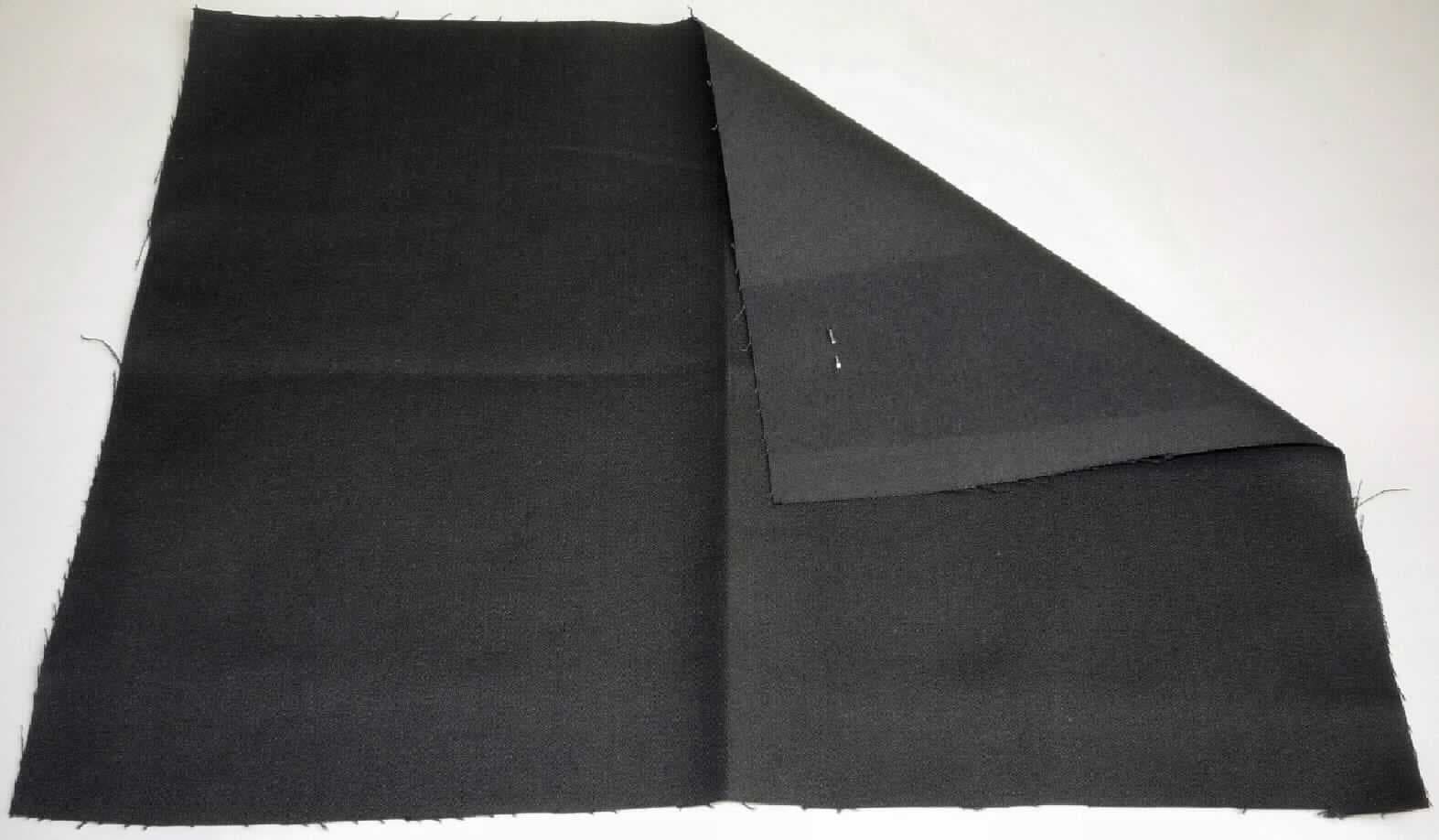 Gewebe, Art. Nr. 9295 (Gummy BK RF Black) ITV, Foto siehe Anlage,
- als Meterware; mit einer Breite von mehr als 30 cm,
- laut Untersuchungsergebnis:
-- aus 98 GHT Baumwolle und 2 GHT Elasthan (synthetische Chemiefasern),
-- mit einem Quadratmetergewicht von 272 g,
-- gefärbt,
-- in Atlasbindung.

"Gewebe aus Baumwolle, mit einem Anteil an Baumwolle von mehr als 85 GHT, mit einem Quadratmetergewicht 
 von mehr als 200 g, gefärbt, anderes als in den Unterpositionen 5209 3100 und 5209 3200 genannte"