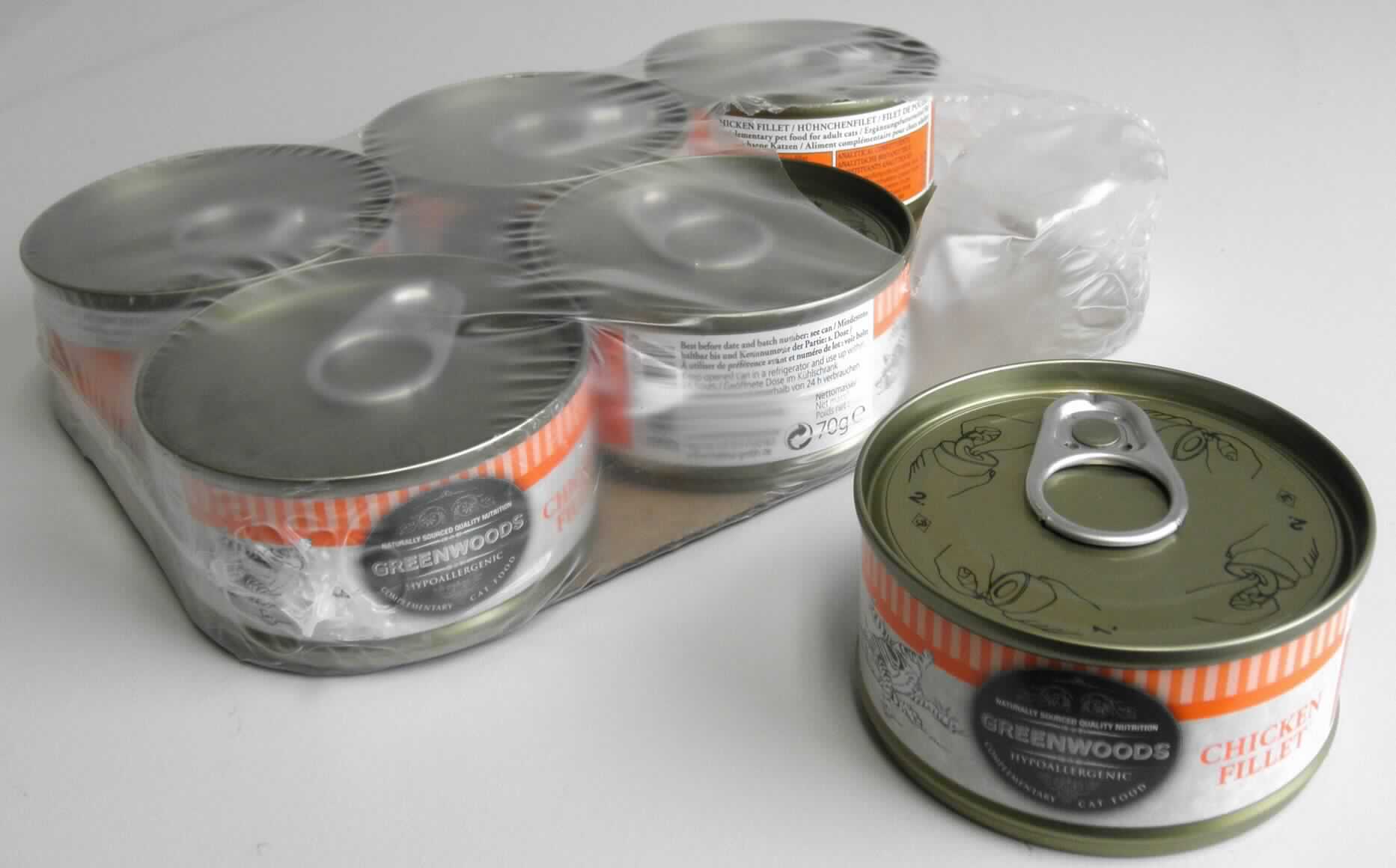 Ergänzungsfuttermittel für Katzen

Antragsangaben: Greenwood Adult. Sorte: Hühnchenfilet. Das Hühnchenfilet wird im eigenen Saft gegart. Aufmachung: 6 Dosen à 70 g. Ergänzungsfuttermittel für Katzen. Zusammensetzung (Auszug): Hühnchenfilet, Reis (1,0 %) und Hühnerbrühe.

Beschaffenheit des Warenmusters: Mischung von gegarten hellen, beigefarbenen Fleischstückchen und wenig Reiskörnern in trüber Flüssigkeit. Aufmachung: Sechs 70-g-Originalkonservendosen, aufgemacht für den Einzelverkauf als Katzenfutter, eingeschweißt in einer klarsichtigen Folie auf einem Pappträger.
Gehalt an Milcherzeugnissen (gemäß Angabe): nicht enthalten. 
Gehalt an Stärke und ihren Abbauprodukten (gemäß Angabe): nicht enthalten oder weniger als 5 GHT.

Zubereitung von der zur Fütterung verwendeten Art, Hunde- und Katzenfutter, in Aufmachungen für den Einzelverkauf, keine Stärke, Glucose, Glucosesirup, Maltodextrin oder Maltodextrinsirup der Unterpositionen 1702 30 50, 1702 30 90, 1702 40 90, 1702 90 50 und 2106 90 55 oder Milcherzeugnisse enthaltend.