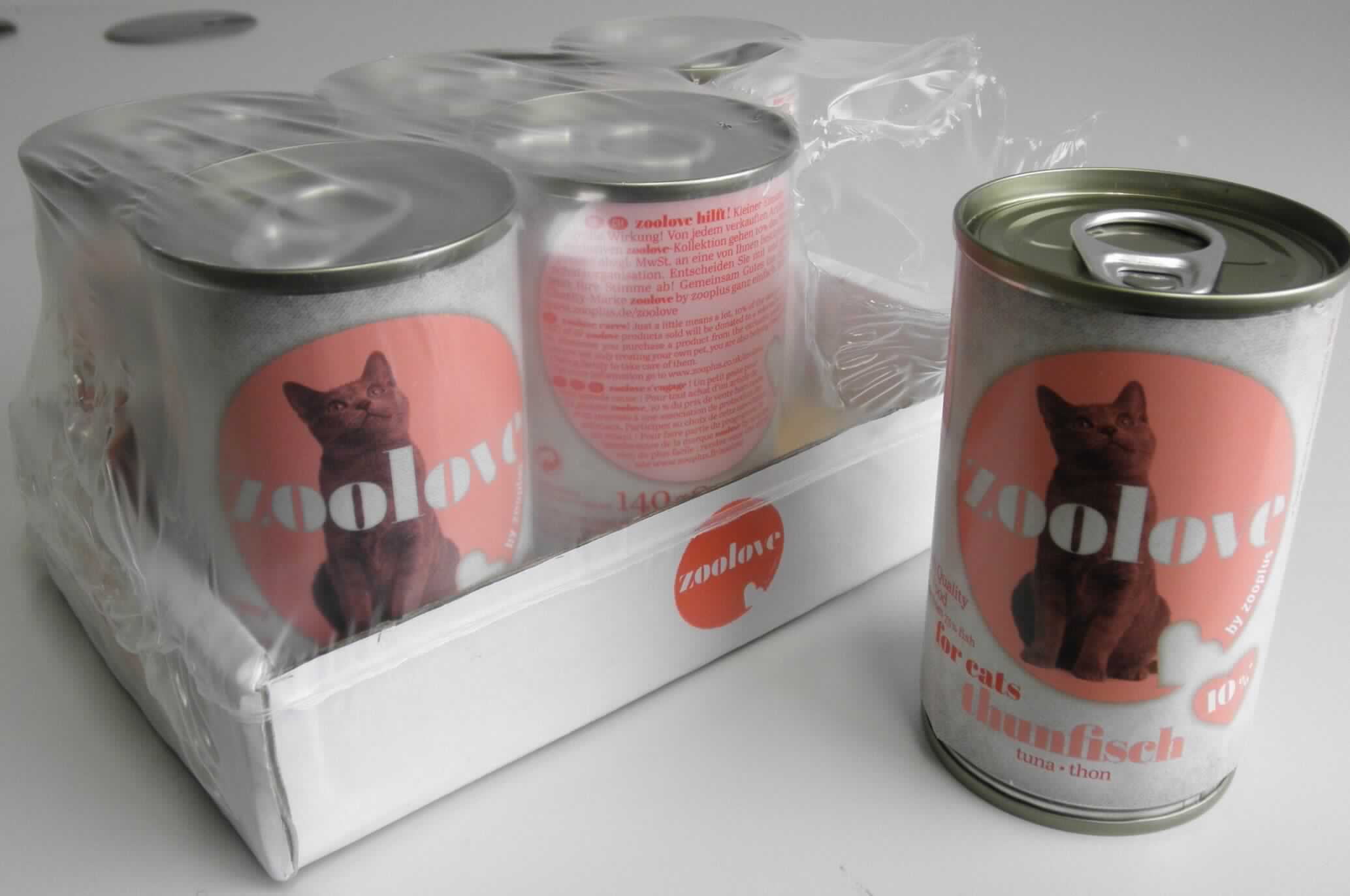 Ergänzungsfuttermittel für Katzen

Antragsangaben: zoolove Katzenfutter. Sorte: Thunfisch. Der Thunfisch wird im eigenen Saft gegart. Aufmachung: 6 Dosen à 140 g. Ergänzungsfuttermittel für Katzen. Zusammensetzung (Auszug): Thunfischfleisch, Reis (1 %) und Fischbrühe.

Beschaffenheit des Warenmusters: Mischung von gegarten hellbraunen Thunfischstückchen und Reiskörnern in trüber Flüssigkeit. Aufmachung: Sechs 140-g-Originalkonservendosen, aufgemacht für den Einzelverkauf als Katzenfutter, eingeschweißt in einer klarsichtigen Folie auf einem Pappträger.
Gehalt an Milcherzeugnissen (gemäß Angabe): nicht enthalten. 
Gehalt an Stärke und ihren Abbauprodukten (gemäß Angabe): nicht enthalten oder weniger als 5 GHT.

Zubereitung von der zur Fütterung verwendeten Art, Hunde- und Katzenfutter, in Aufmachungen für den Einzelverkauf, keine Stärke, Glucose, Glucosesirup, Maltodextrin oder Maltodextrinsirup der Unterpositionen 1702 30 50, 1702 30 90, 1702 40 90, 1702 90 50 und 2106 90 55 oder Milcherzeugnisse enthaltend.