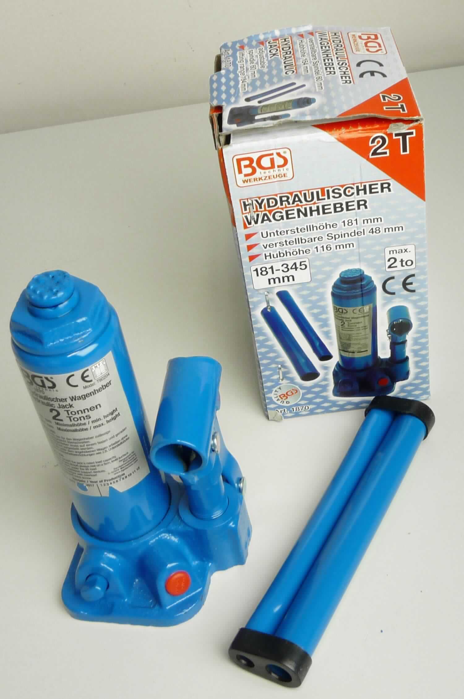 Wagenheber,
- aus einer auf einer Grundfläche montierten hydraulischen Hubeinheit mit Ablassventil, verstellbarer 
  Spindel sowie einer von Hand zu betätigenden Hydraulikpumpe mit Pumpstange mit einer Hubhöhe 
  von 116 mm (Abbildung siehe Anlage), 
- mit einer Tragfähigkeit von 2 t und einer maximalen Hubhöhe von 116 mm,
- zum Anheben von Fahrzeugen.

"Hydraulische Hubwinde, andere als von den TARIC-Codes 8425 41 00 00 bis 8425 42 00 10 umfasst - Wagenheber"