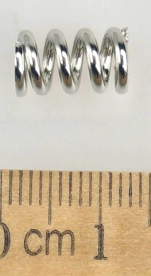 Es handelt sich um aus Stahl gefertigte, warmgeformte, schraubenlinienförmige Federn mit kreisförmigem Querschnitt. Die Erzeugnisse sind jeweils einzeln in einem Kunststoffbeutel mit bunt bedrucktem Pappreiter verpackt und zum Einbau in Modellautos bestimmt. 
- Antragstellerangaben -

Länge: ca. 12 mm
Außendurchmesser: ca. 7 mm

Abbildung siehe Anlage.

Derartige Erzeugnisse gehören als "schraubenlinienförmige Federn aus Stahl, warmgeformt" zur Codenummer 7320 2020 90 des Integrierten Zolltarifs der EG (TARIC).