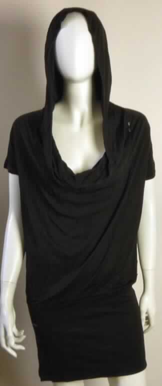 Kleid, sog. Dress Iconic A, Art. Nr.: RW20511109, Größe S, Foto siehe Anlage,
- aus 0,4 mm dicken, einfarbigen Gewirken aus lt. Antrag 100 % Viskose (künstliche Chemiefasern), 
- über den Schritt reichend (Rückenlänge: 85 cm); kann aufgrund der Länge ohne ein
  weiteres, den Unterkörper bedeckendes Kleidungsstück (Rock oder Hose) getragen werden,
- mit doppellagig gearbeiteter Kapuze,
- mit einem halsfernen, wasserfallartig gearbeiteten Ausschnitt, auf der linken Seite mit zwei Zierknöpfen,
- ohne Öffnung und ohne Verschluss,
- mit kurzen Ärmeln,
- mit einem angesetzten, etwa 26 cm breiten, verengenden Bund.

"Kleid, aus Gewirken, für Frauen, aus künstlichen Chemiefasern"