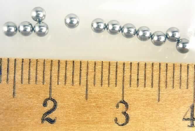 Polierte Stahlkugeln mit der Bezeichnung "2,37mm Kugeln (12) 2WD" bzw. "2,37mm Ball(12)%Mad Rat". Die Kugeln (12 Stück) sind in einem Kunststoffbeutel mit Pappaufhänger verpackt und als Ersatzteile für Modellautos, hier zum Einbau in ein Kugeldifferential, bestimmt. Eine Einreihung als Teile oder Zubehör für Modellautos in die Pos. 9503 scheidet mangels Erkennbarkeit aus. 
Das Grenzabmaß der polierten Stahlkugeln beträgt nicht mehr als ± 1 % vom angegebenen Durchmesser (Nennmaß), höchstens jedoch ± 0,05 mm (Antragstellerangabe).

Die Stahlkugeln sind als "Teile für Kugellager" einzureihen.
