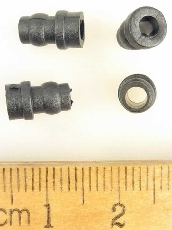 Es handelt sich um ca. 9 mm große Kugelköpfe aus Kunststoff, sog. Kugelköpfe für Dämpfer (4) Blizzard (Shock Cap Ball (4) Blizzard), die zur Fixierung von Dämpfern an Modellautos befestigt werden.
Die in einer durchsichtigen Kunststofftüte mit Pappheader verpackte Ware (Set von vier Stück) kennzeichnet sich aufgrund der Form als erkennbares Teil für sowohl Bausätze von Modellautos als auch fertige Modellautos, jeweils mit Motor. Derartige Teile sind innerhalb der Position 9503 nach eigener Beschaffenheit einzureihen.

Das erkennbar hauptsächlich für eine Ware der Position 9503 bestimmte Teil ist als "andere als zuvor von der Position 9503 erfasste Ware aus Kunststoff" einzureihen.